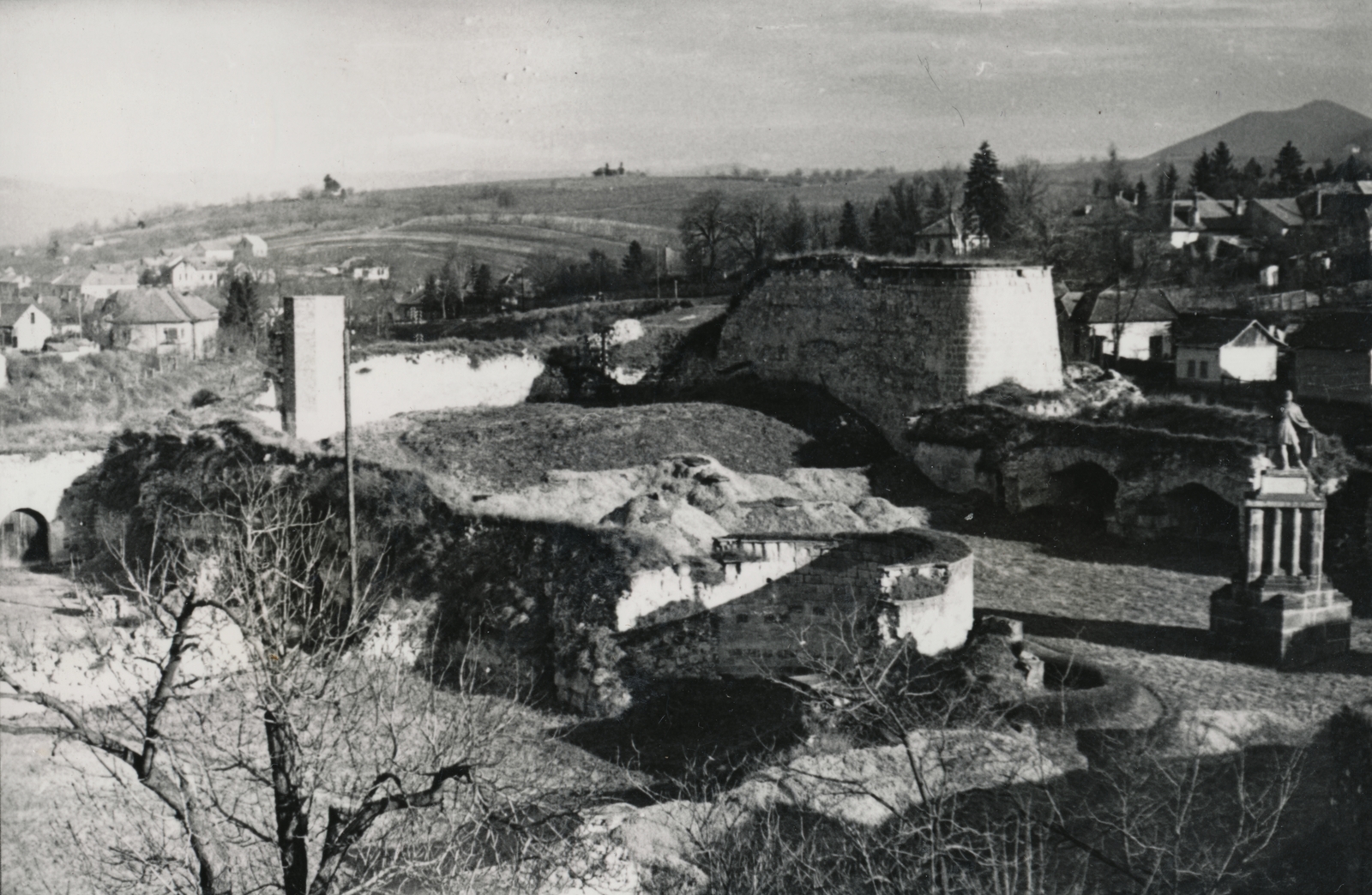 Hungary, Eger, Árpád-kori székesegyház maradványai a várban. Jobbra a székesegyház szentélypillérén Szent István szobra 1815-ből., 1955, Márk Iván, picture, Saint Stephen I-portrayal, ruins, Fortepan #161352
