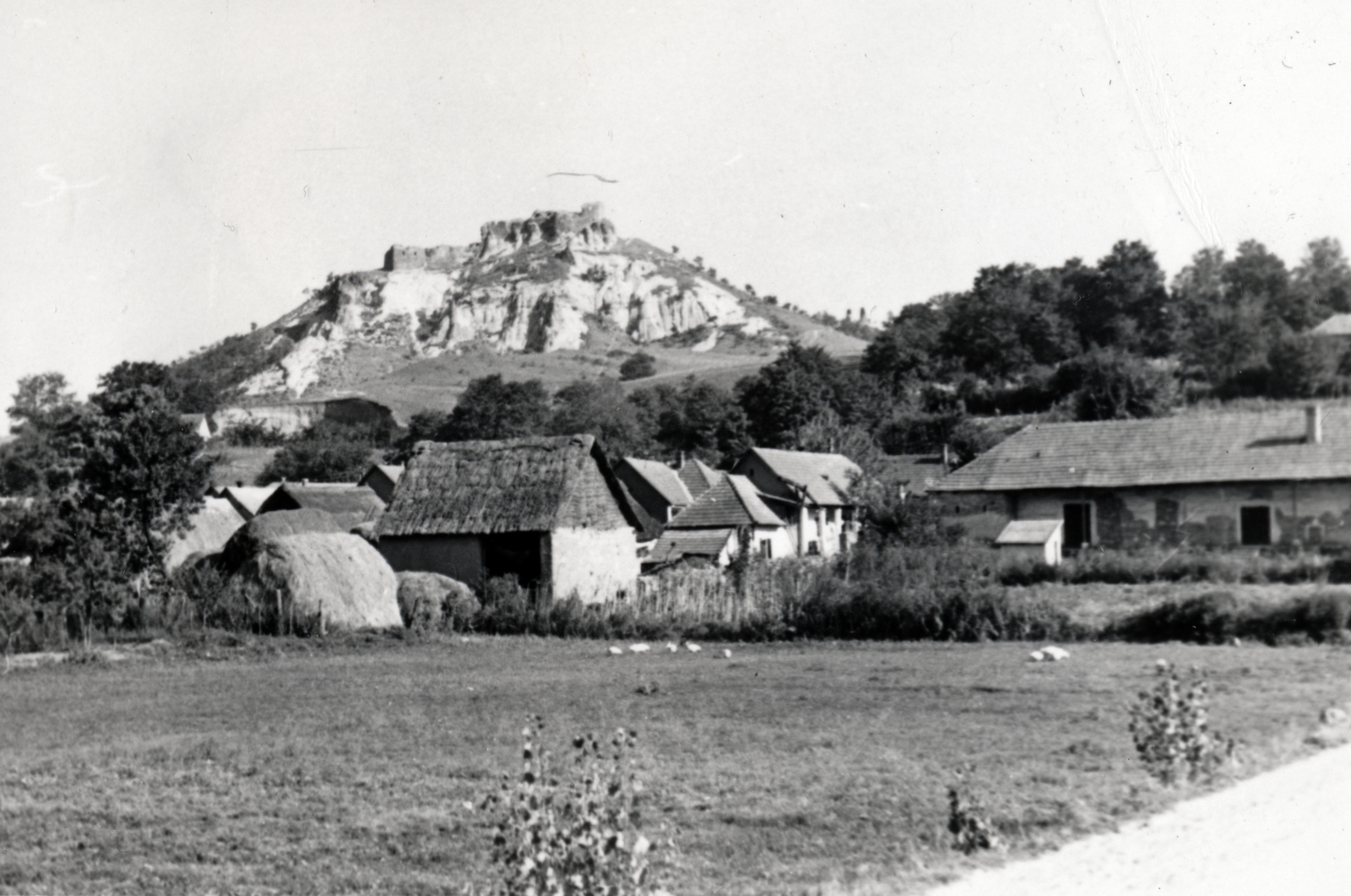 Magyarország, Sirok, Nyírjes út, háttérben fent a vár., 1956, Márk Iván, vár, hegy, látkép, Fortepan #161365