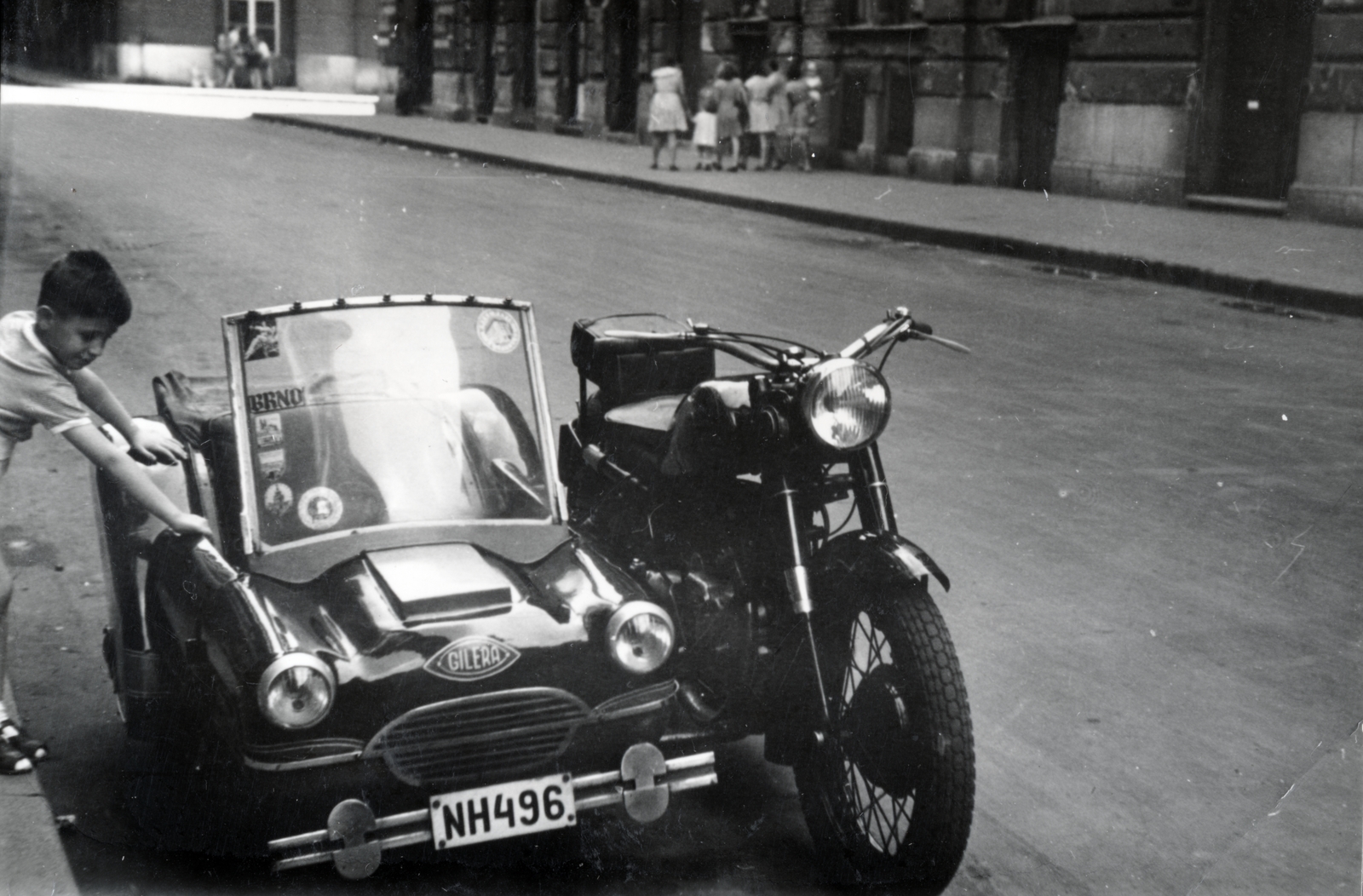 Hungary, Budapest VI., Eötvös utca, a Gilera oldalkocsis motorkerékpár a Hunyadi téri Vásárcsarnok kijárátának közelében áll. Távolabba aSzófi autcai kereszteződés látható., 1956, Márk Iván, Budapest, number plate, Fortepan #161366