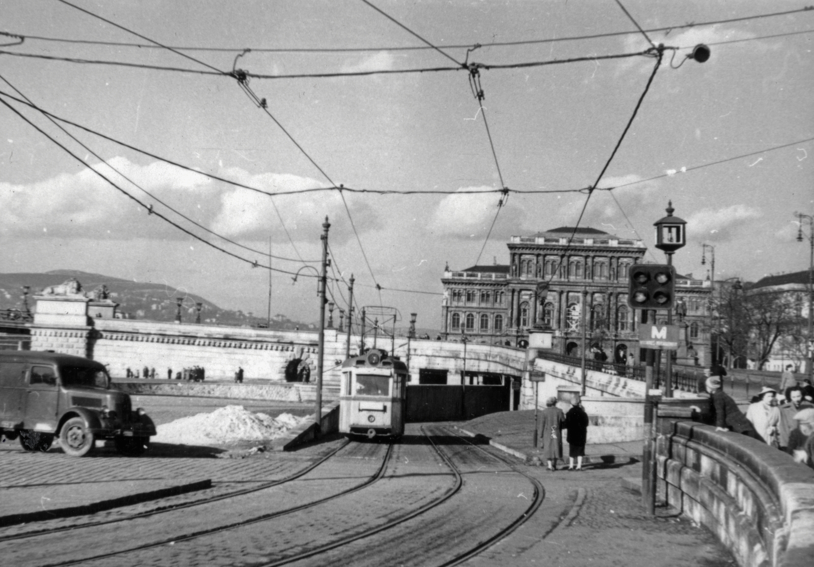 Magyarország, Budapest V., Eötvös tér, villamosmegálló. Szemben a Széchenyi Lánchíd hídfője és a Magyar Tudományos Akadémia épülete., 1957, Márk Iván, Budapest, középület, felsővezeték, Fortepan #161372