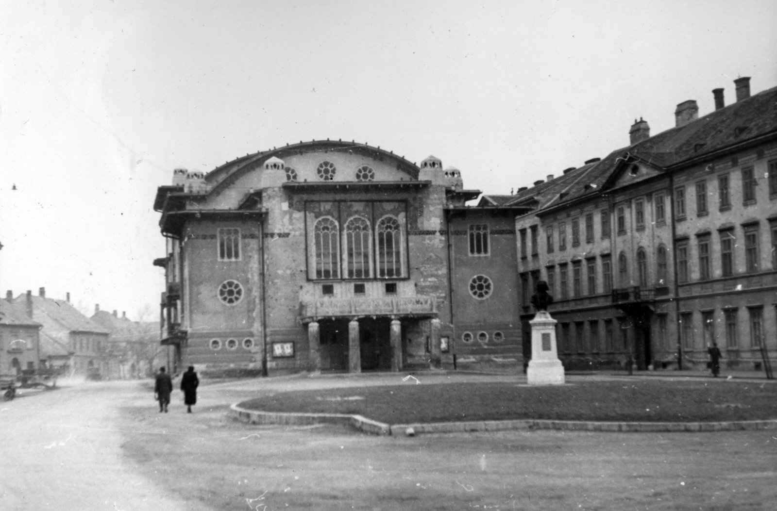 Magyarország, Sopron, Petőfi tér, Petőfi Színház., 1957, Márk Iván, középület, mellszobor, szobor, Fortepan #161374
