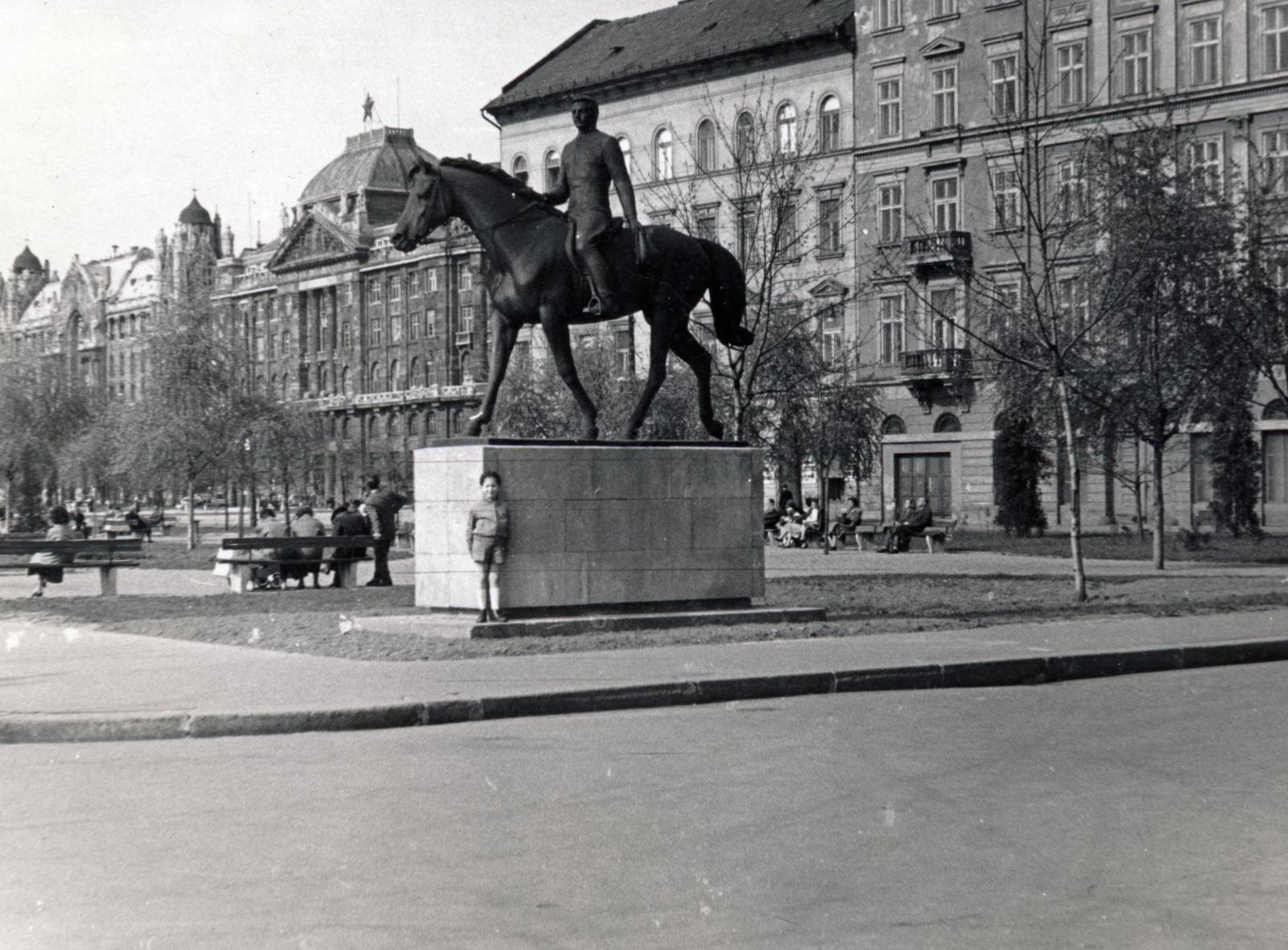 Magyarország, Budapest V., Dunakorzó - Wekerle Sándor (Szende Pál) utca sarok a Széchenyi István (Roosevelt) tér felé nézve, jobbra az Apáczai Csere János utca. Előtérben Pátzay Pál alkotása, Sportlovas (1954)., 1958, Márk Iván, Budapest, lovas szobor, Fortepan #161377
