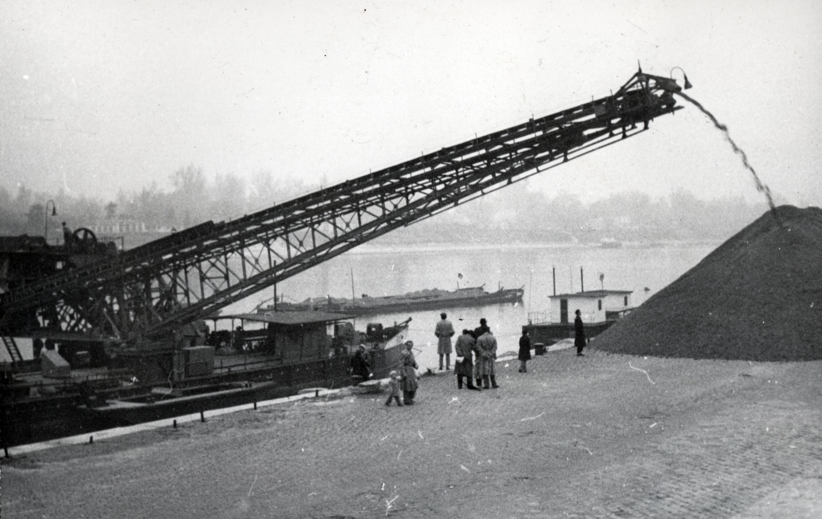 Magyarország, Budapest XIII., pesti alsó rakpart az Újpesti rakpart alatt, szemben a Margit-sziget., 1957, Márk Iván, Budapest, szállítószalag, Fortepan #161381