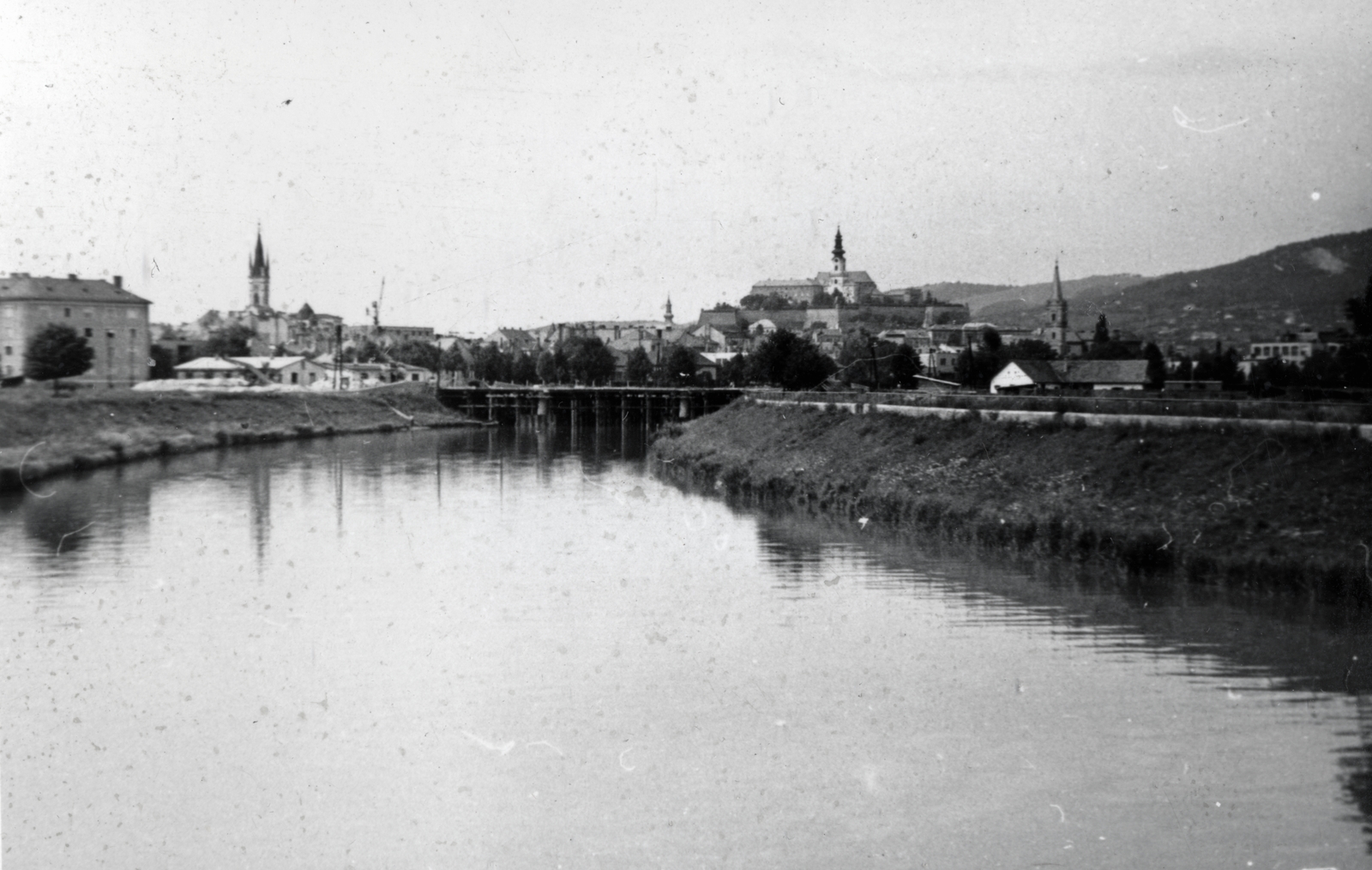 Slovakia, Nitra, Nyitra folyó, balra a Sarlós Nagyboldogasszony-templom, jobbra fenn a vár és a Vártemplom., 1958, Márk Iván, shore, picture, Fortepan #161386
