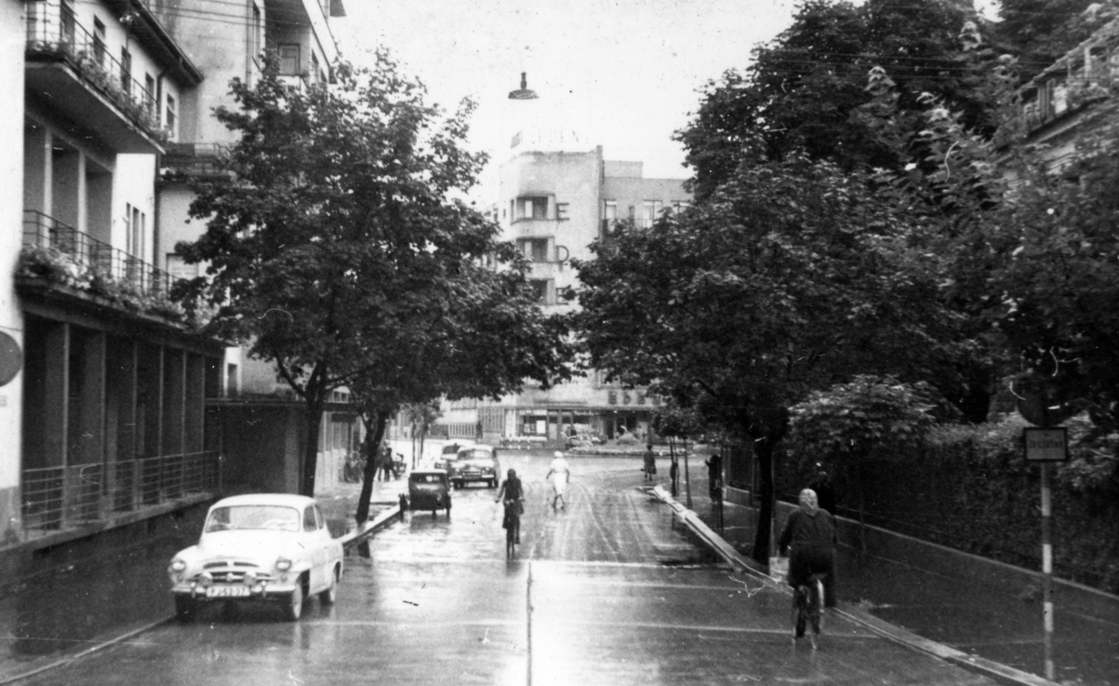 Slovakia, Piešťany, Winterova ulica, szemben az Eden és Excelsior (később Jalta) szállók., 1958, Márk Iván, street view, wood, Fortepan #161389