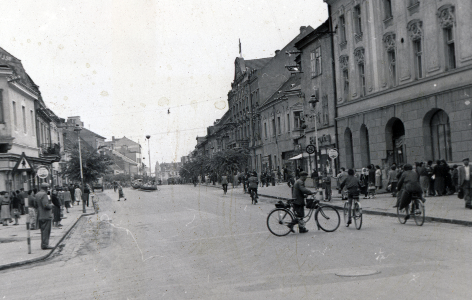 Slovakia, Trnava, Hlavná ulica a Szentháromság tértől nézve, jobbra a Trnava Városi Színház (később Divadlo Jána Palárika) és a Városháza., 1958, Márk Iván, street view, pedestrian, Fortepan #161395