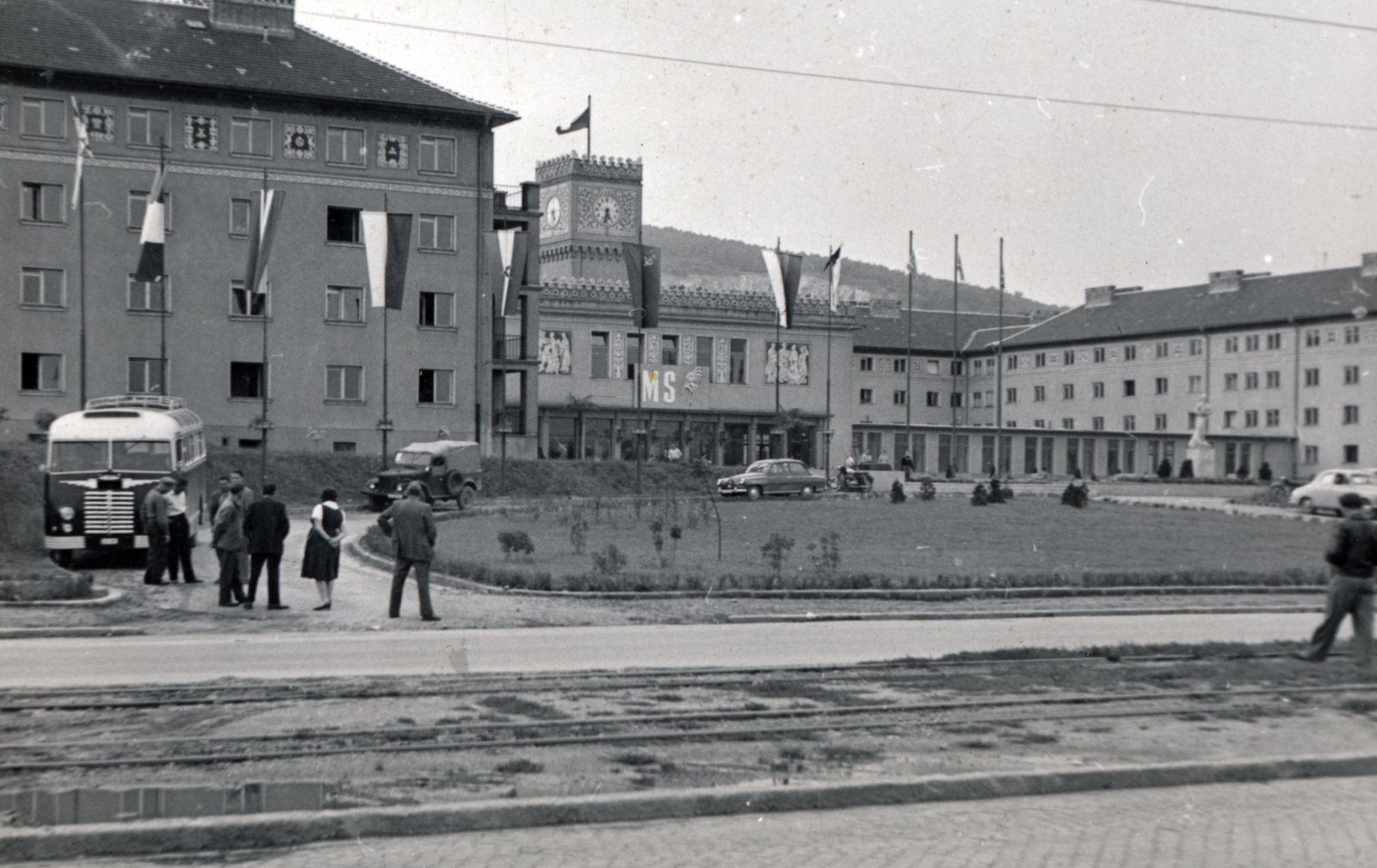 Slovakia, Bratislava, Račianská ulica 103., diákotthon (középen)., 1958, Márk Iván, architectural ornament, public clock, bus, Fortepan #161401