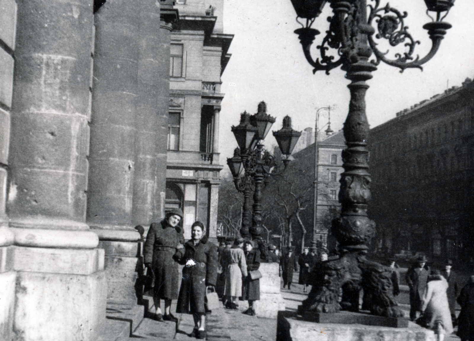 Hungary, Budapest VI., Andrássy út (Népköztársaság útja) az Operaház előtt., 1959, Márk Iván, Budapest, bullet hole, gas lamp, Fortepan #161404