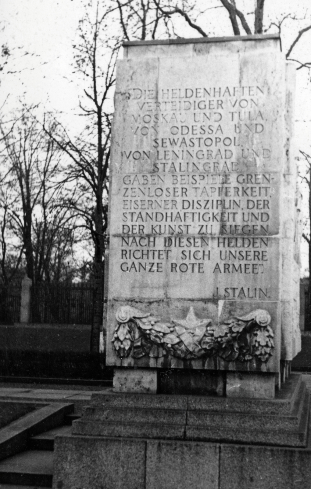 Germany, Berlin, Kelet-Berlin, Treptower Park, Szovjet Hősi Emlékmű. Sztálin idézet az egyik dombormű oldalán., 1959, Márk Iván, GDR, german text, Fortepan #161409