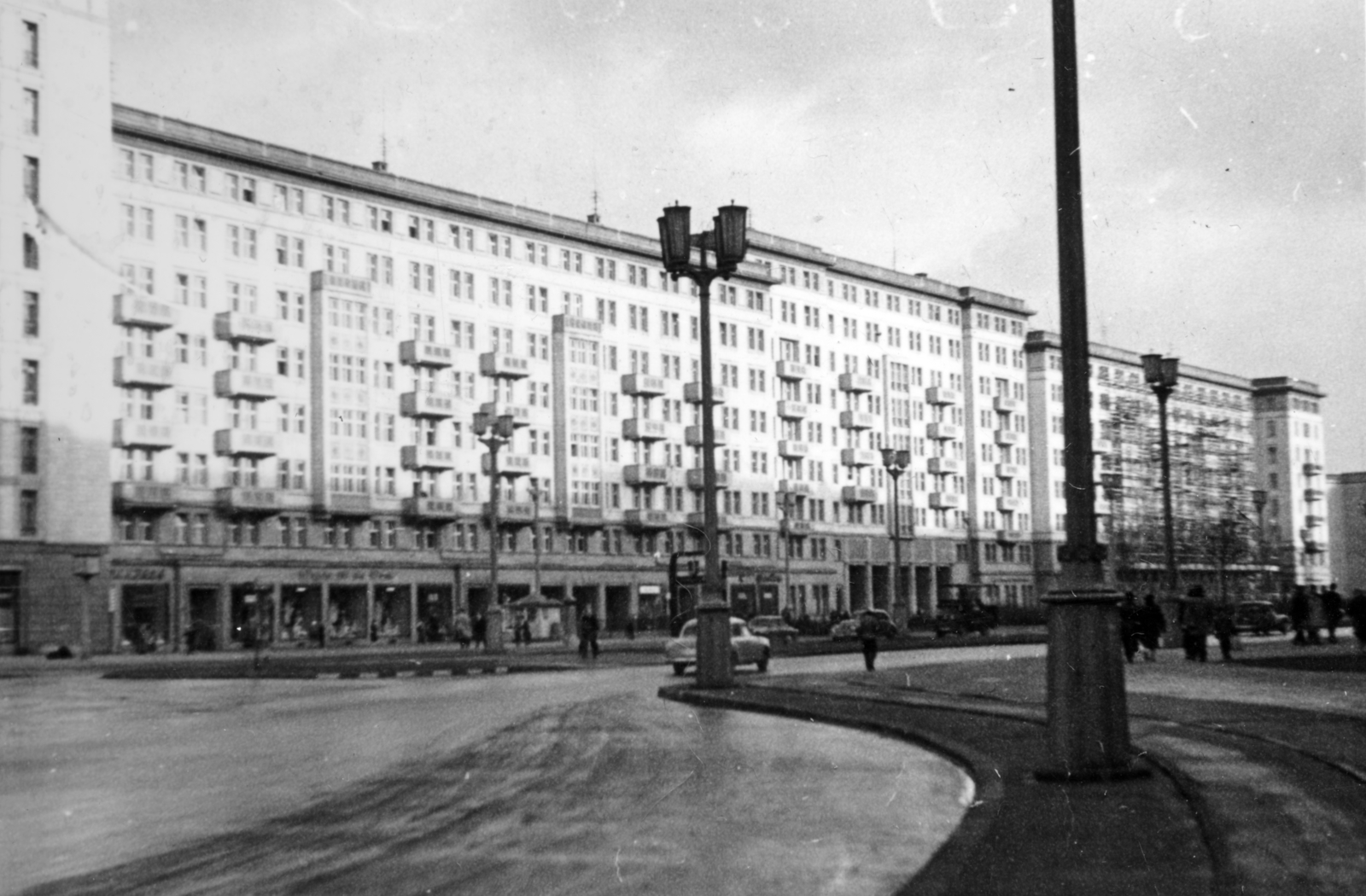 Germany, Berlin, Kelet-Berlin, a Karl-Marx-Allee (Stalinallee) 61. számú ház a Strausberger Platz felől nézve, 1959, Márk Iván, GDR, street view, Fortepan #161416