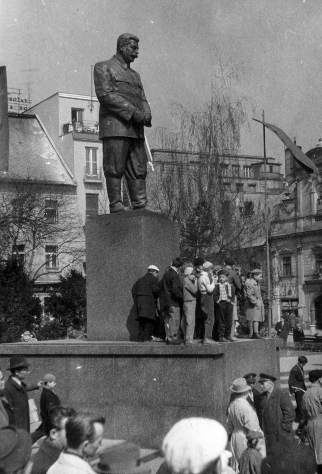 Slovakia, Bratislava, námestie Slovenského národného povstania (egykor Vásár tér, ekkor Sztálin tér) a Posta utca (ulica Postova) felé nézve, előtérben a Sztálin szobor (Pavol Ban és Jozef Mazan, 1949.)., 1958, Márk Iván, Czechoslovakia, sculpture, mass, Joseph Stalin portrayal, Fortepan #161433