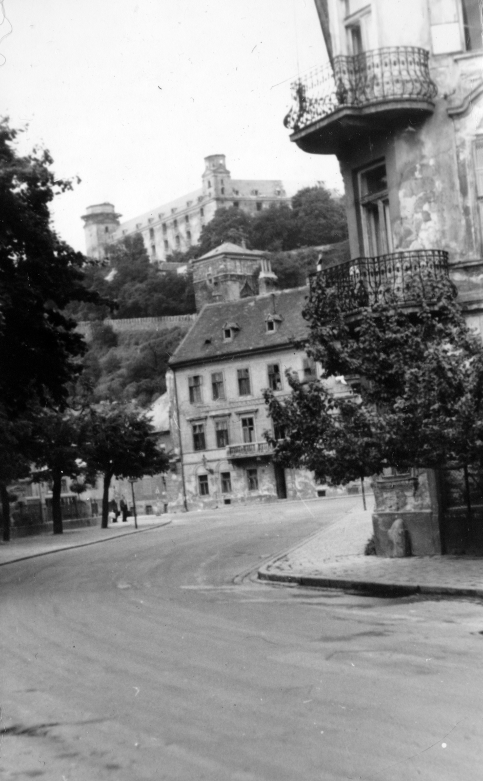 Slovakia, Bratislava, a Battyhány Lajos part sarkától a Duna sor felé nézve, háttérben fenn a vár., 1958, Márk Iván, corner balcony, Fortepan #161438