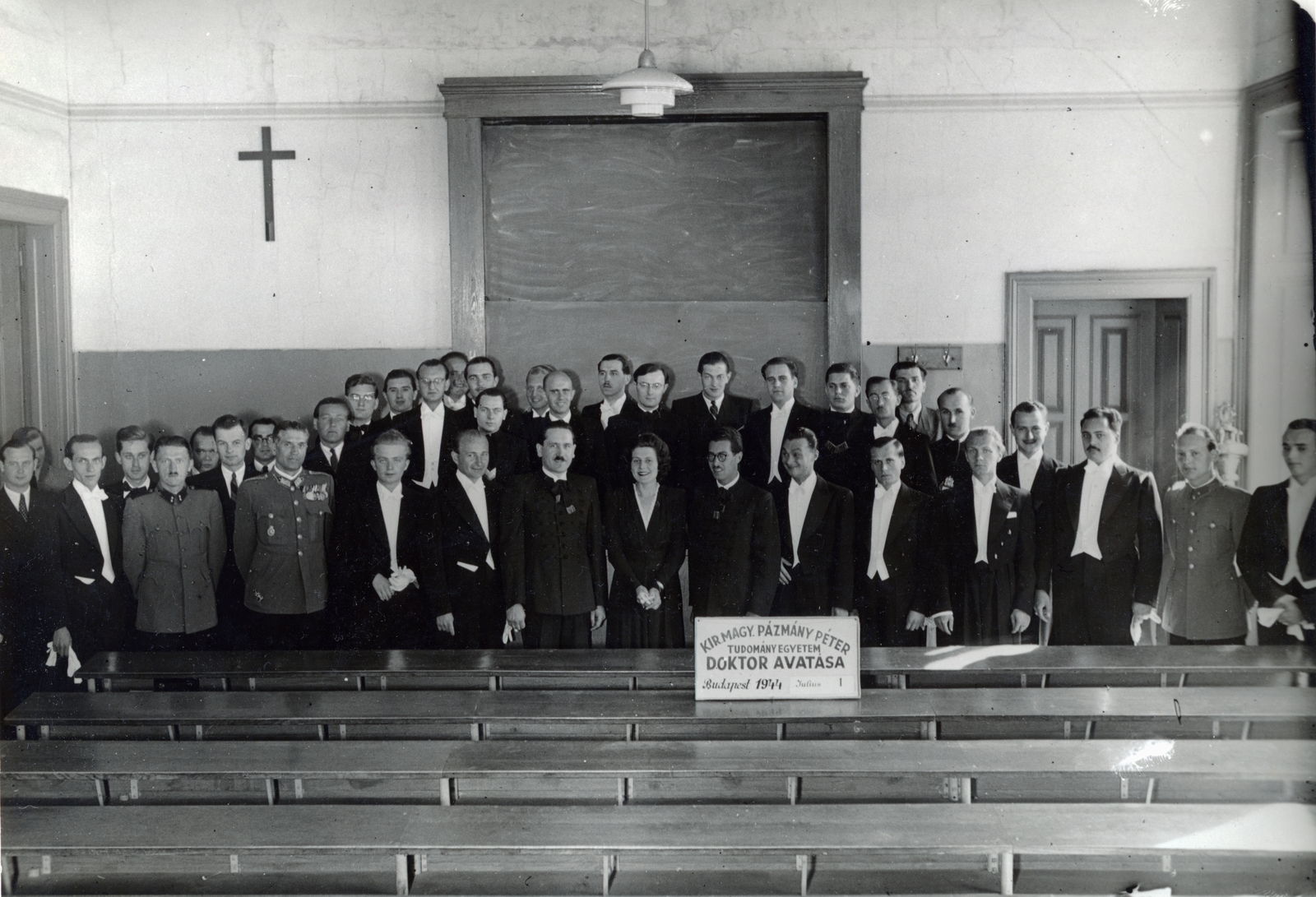 Hungary, Budapest, Királyi Magyar Pázmány Péter Tudományegyetem (később Eötvös Loránd Tudományegyetem), előadóterem. Doktorrá avatottak., 1944, Korbuly család, tableau, lady, gentleman, cross, university, lecture hall, Fortepan #161446