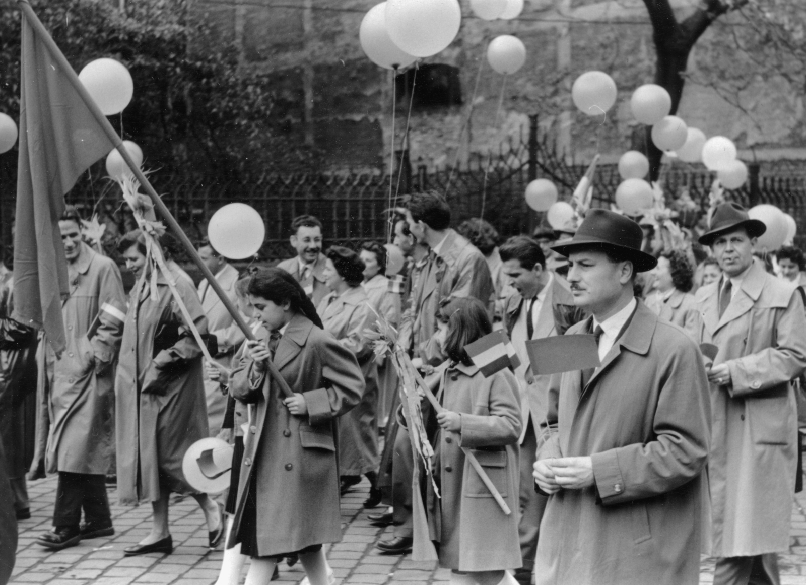 1958, Korbuly család, baloon, trench coat, paper flags, Fortepan #161456
