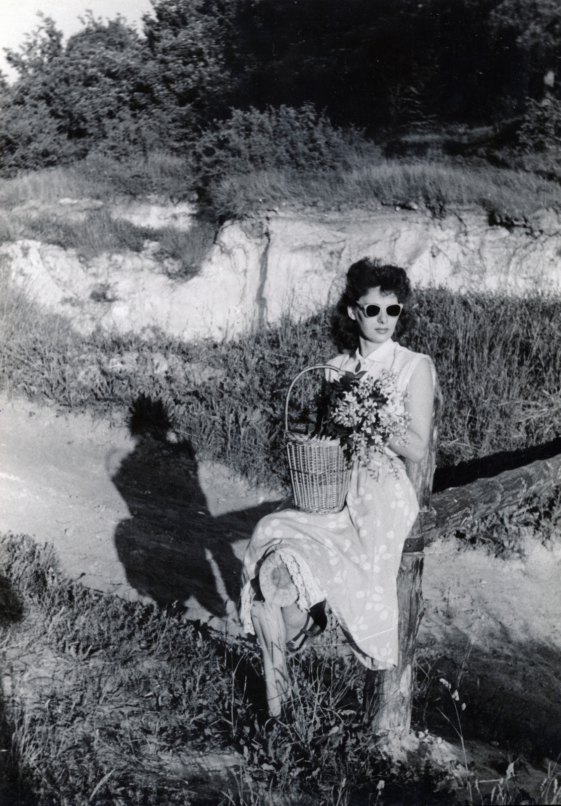 1958, Korbuly család, wicker bag, shades, lady, bouquet, shadow, Fortepan #161458