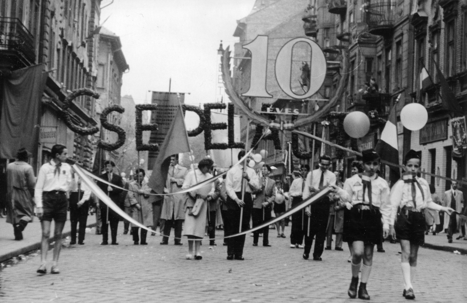 1958, Korbuly család, street view, baloon, pioneer, decoration, Fortepan #161459