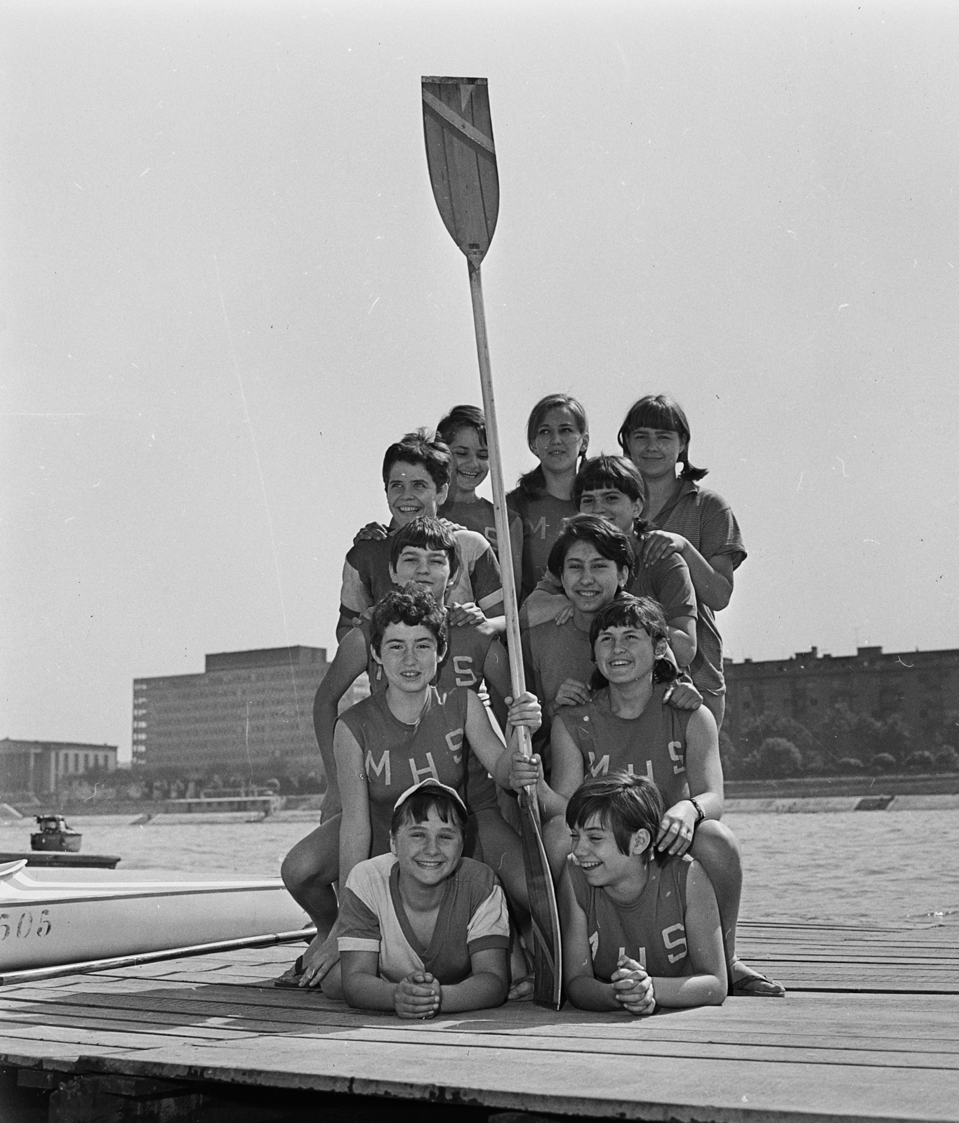 Magyarország, Margitsziget, Budapest, a Magyar Honvédelmi Sportszövetség (MHS) csónakház stégje, szemben a Szent István park., 1967, MHSZ, fiatalság, kajak, evező, Fortepan #16146