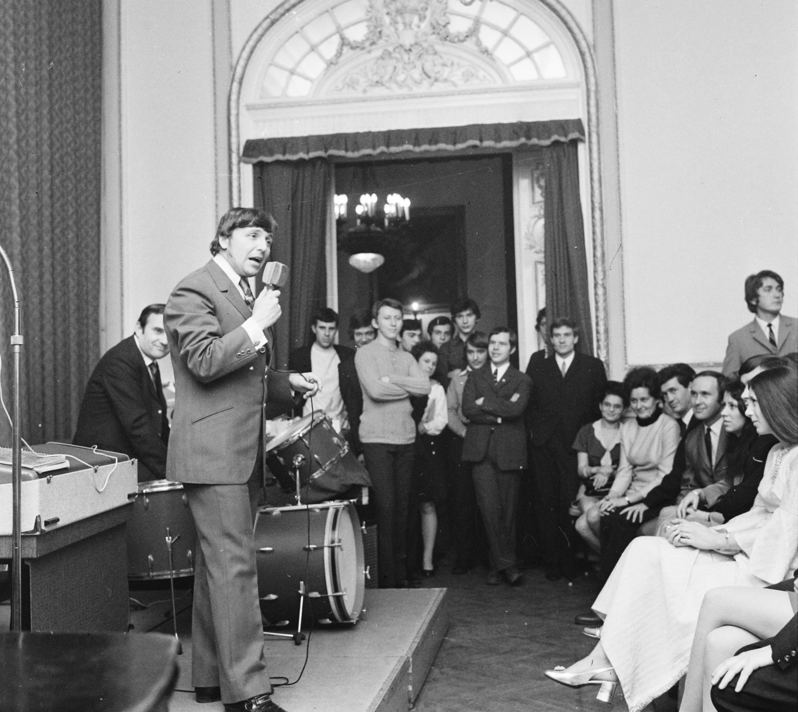 Magyarország, Budapest VI., Benczúr utca 27. Postás Művelődési Központ, a színpadon Angyal János., 1969, MHSZ, könnyűzene, mikrofon, Budapest, hangszer, dob, Fortepan #16147