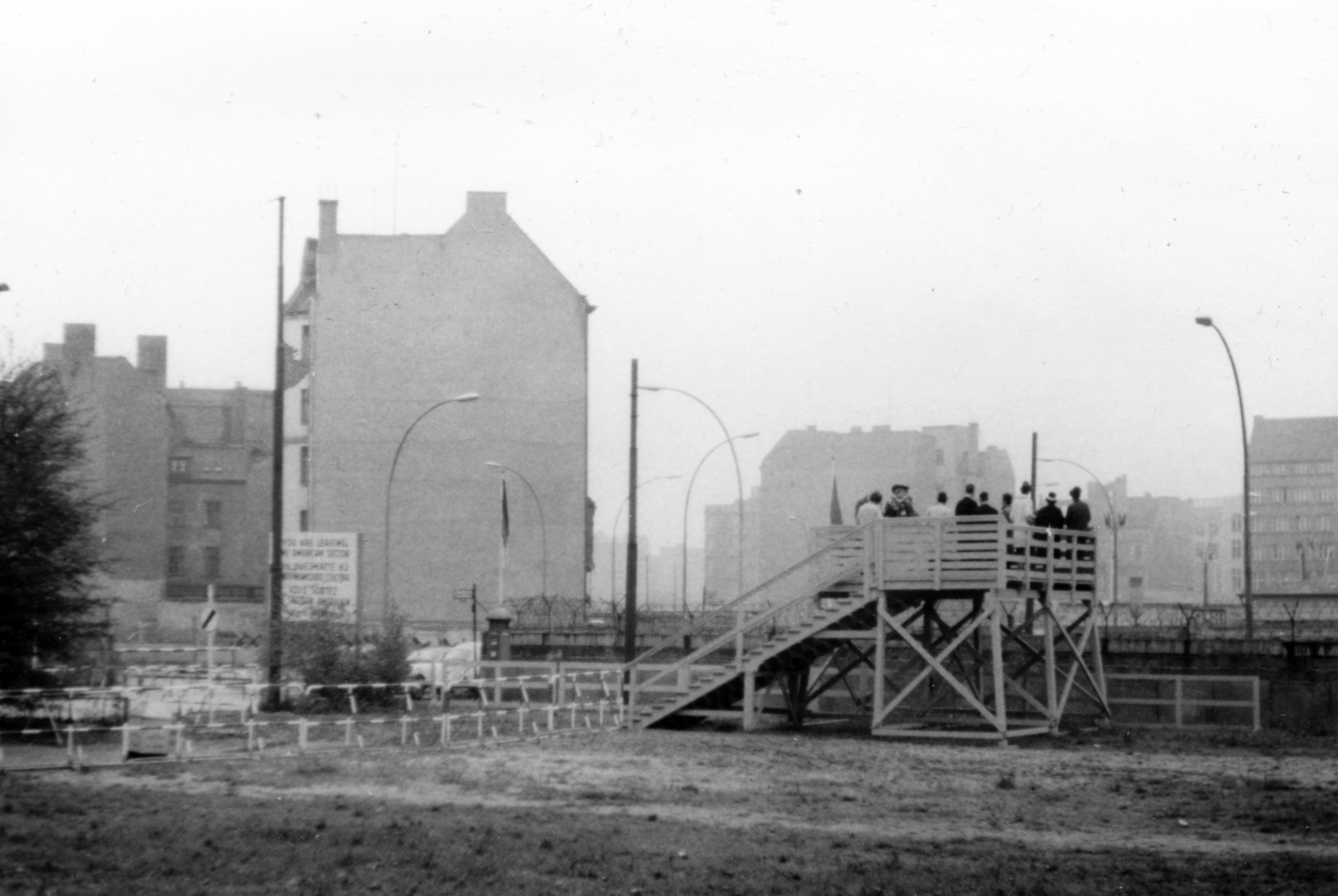 Germany, Berlin, Nyugat-Berlin, kilátó Kelet-Berlin felé a berlini falnál. Ettől balra a Checkpoint Charlie (katonai ellenőrzőpont a Friedrichstrasse-n)., 1964, Korbuly család, Berlin Wall, East-Berlin, West Berlin, Fortepan #161470