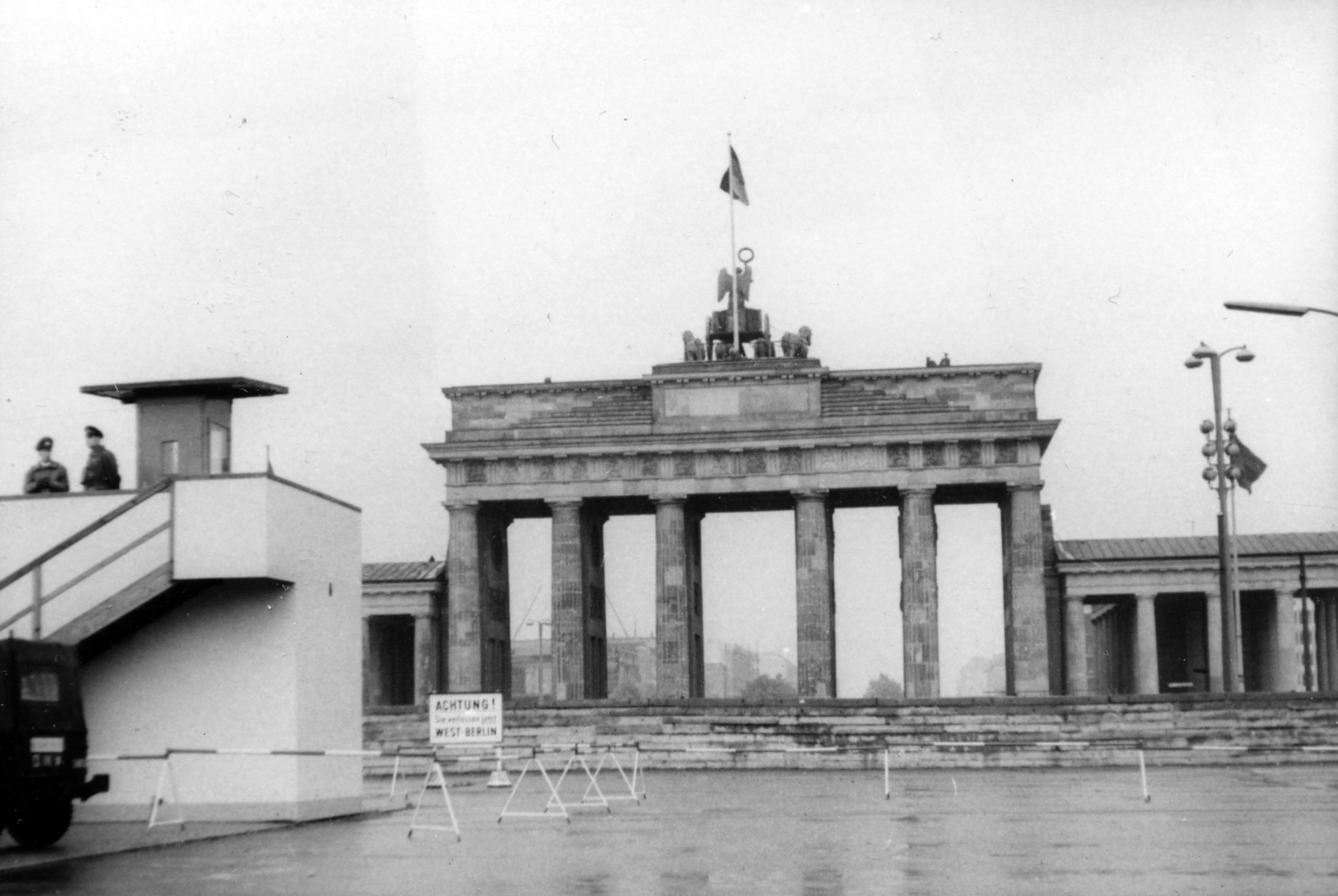 Germany, Berlin, a berlini fal és a Brandenburgi kapu Nyugat-Berlin felől., 1964, Korbuly család, Berlin Wall, East-Berlin, West Berlin, Fortepan #161471