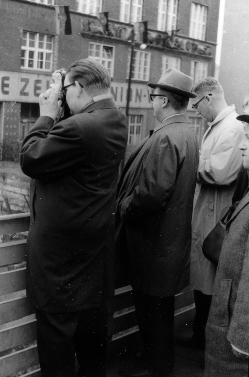 Germany, Berlin, Nyugat-Berlin, kilátó Kelet-Berlin felé a berlini falnál., 1964, Korbuly család, GDR, Fortepan #161472