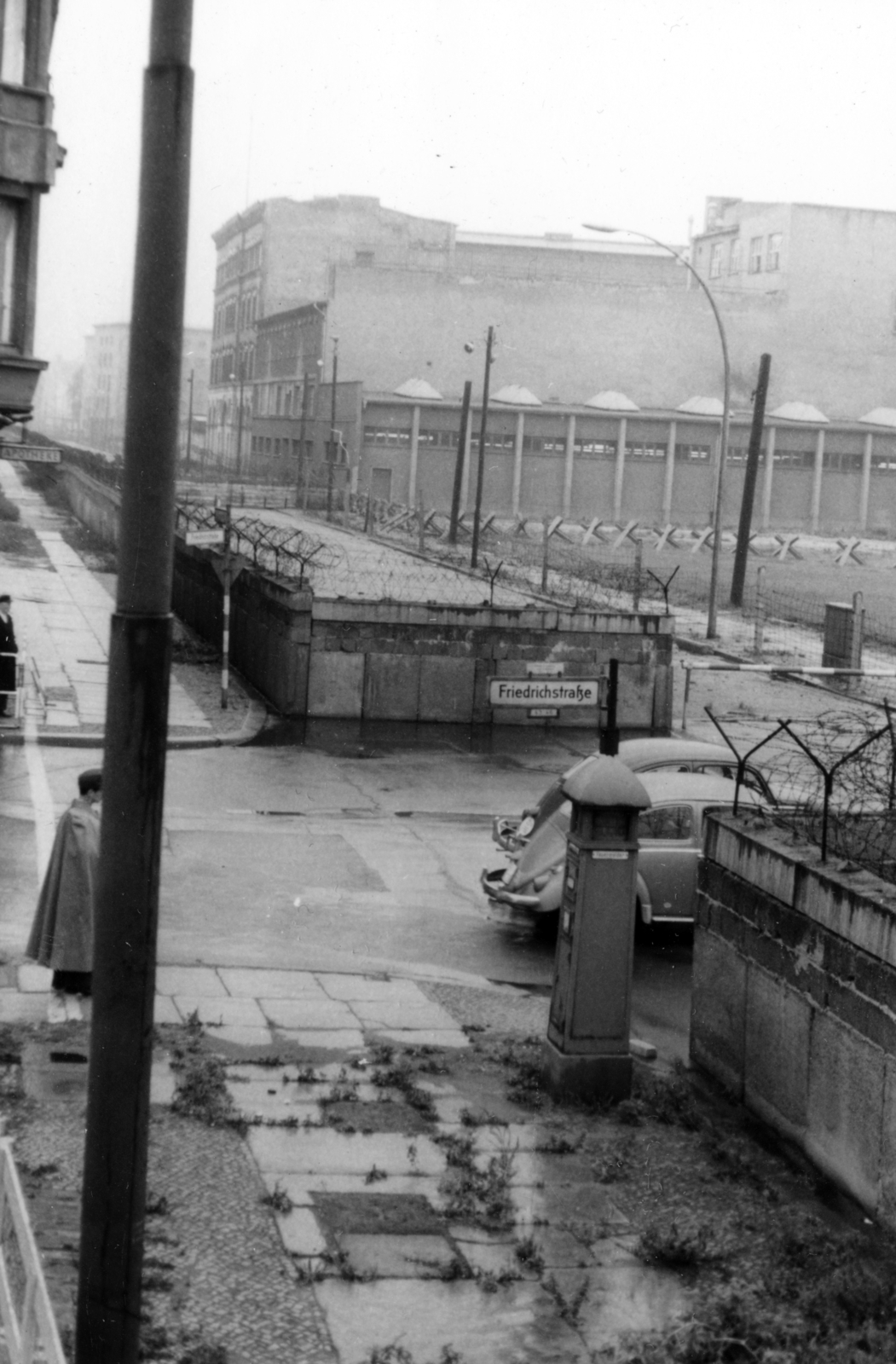 Germany, Berlin, Friedrichstrasse. Határátkelőhely Nyugat-Berlin és Kelet-Berlin között a nyugati oldalról., 1964, Korbuly család, Volkswagen-brand, Berlin Wall, East-Berlin, West Berlin, Fortepan #161475