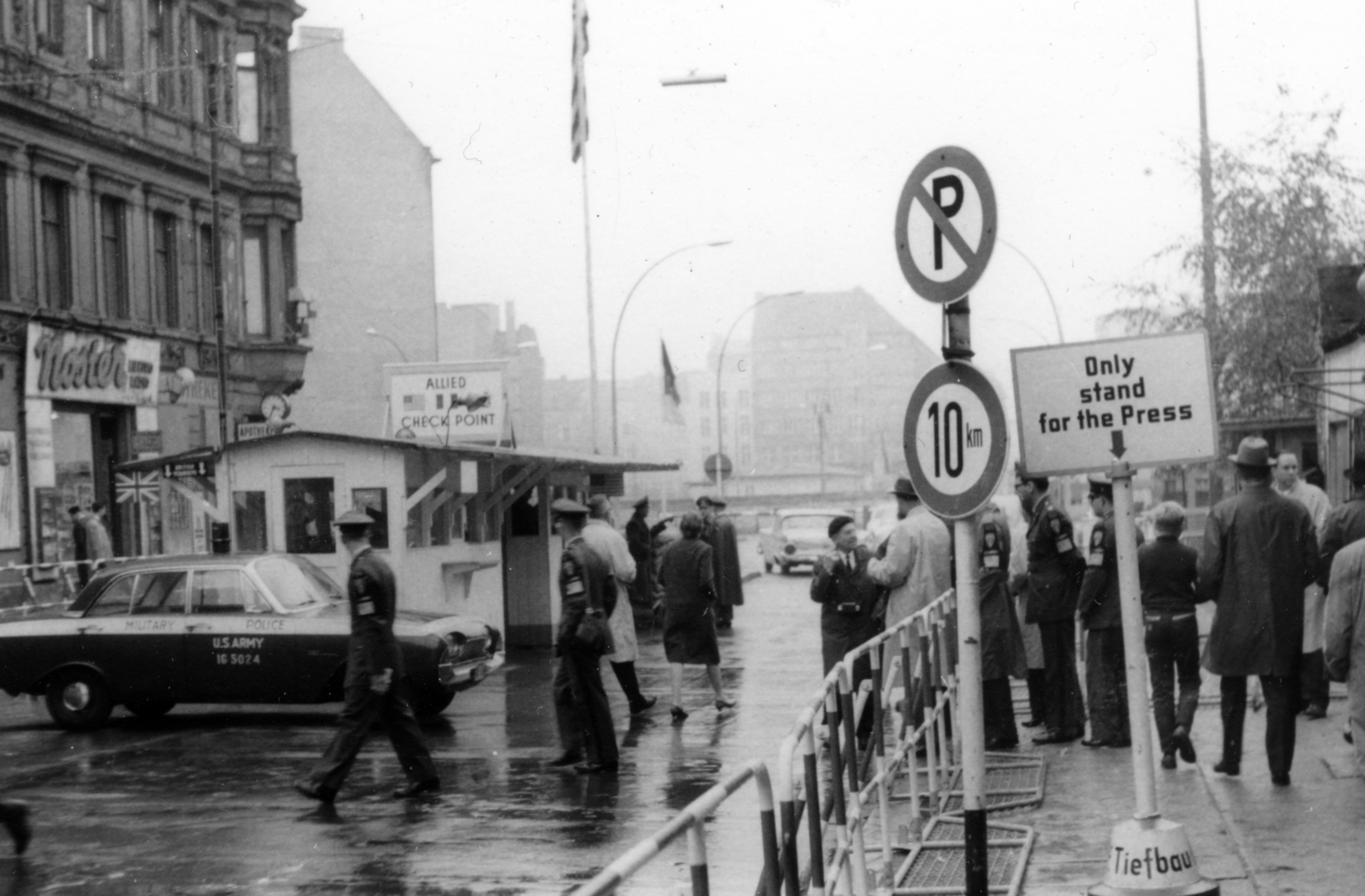 Germany, Berlin, Nyugat-Berlin, a Checkpoint Charlie (katonai ellenőrzőpont a Friedrichstrasse-n)., 1964, Korbuly család, East-Berlin, West Berlin, Fortepan #161476