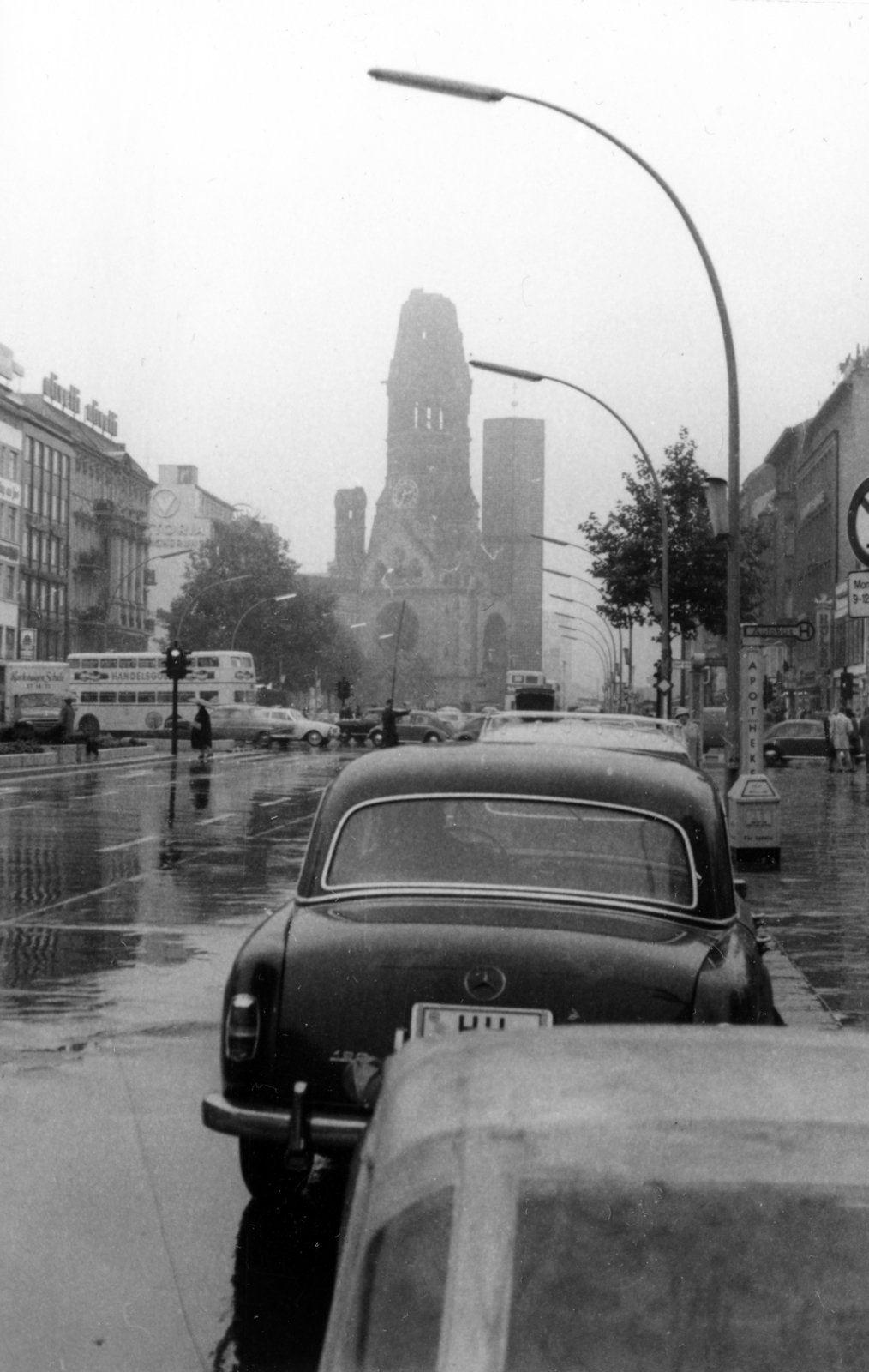 Németország, Berlin, Nyugat-Berlin, Kurfürstendamm, szemben a Vilmos császár emléktemplom (Kaiser-Wilhelm-Gedächtnis-Kirche)., 1956, Korbuly család, utcakép, utcai lámpa, Fortepan #161483