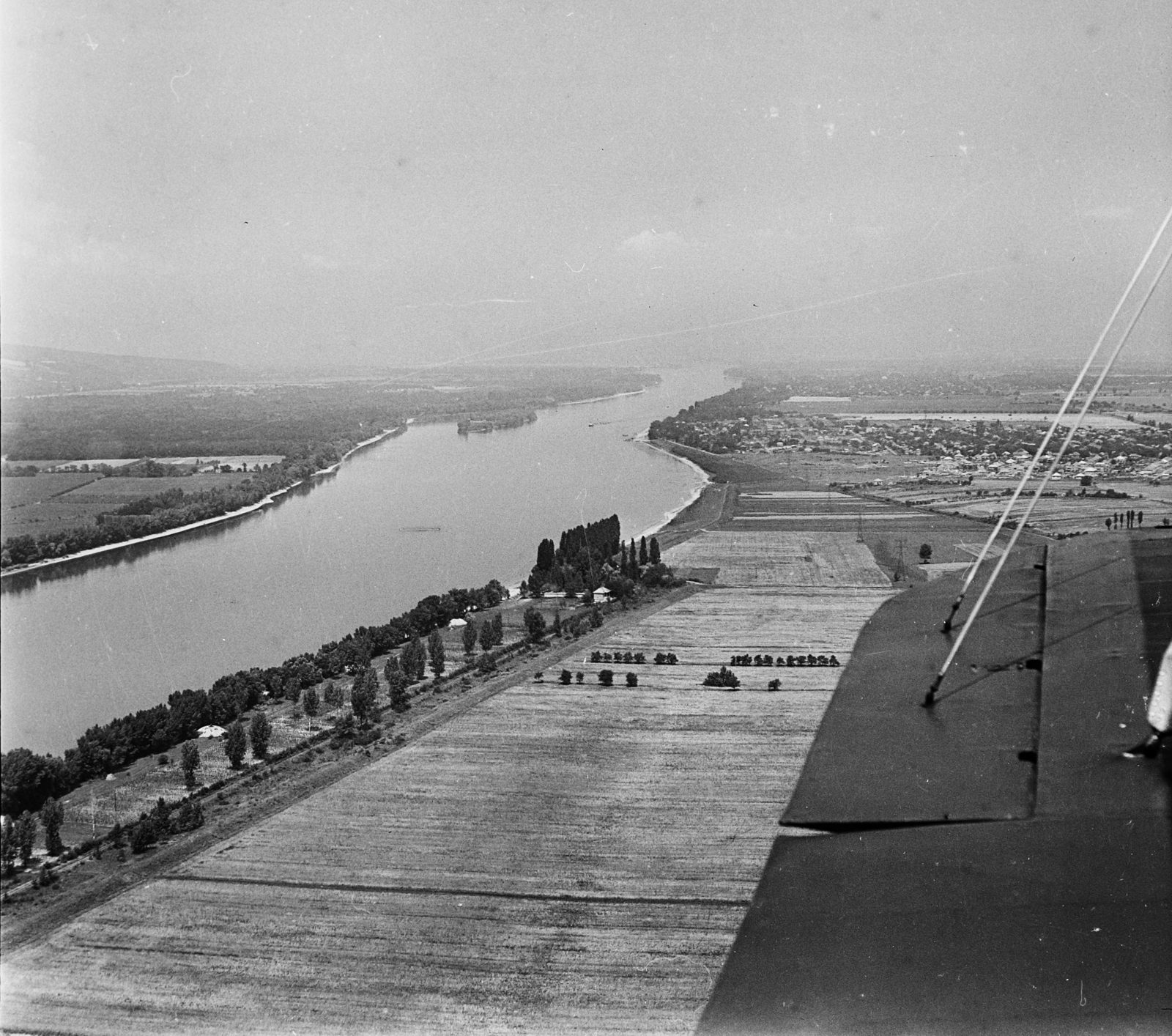 Hungary, légifotó, középpontban a Duna, balra a Szentendrei-sziget, jobbra a repülőgép szárnya felett Dunakeszi látszik., 1975, MHSZ, aerial photo, airplane, Danube, Fortepan #16149