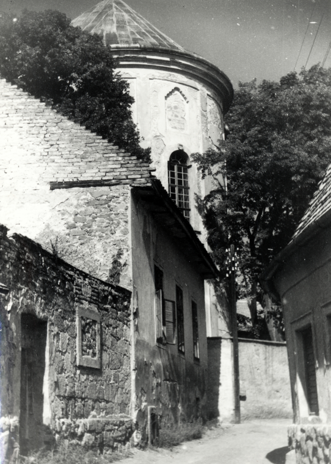 Hungary, Szentendre, Kígyó utca a Hunyadi utca felé nézve, fenn középen a Belgrád székesegyház (Görögkeleti Püspöki Főszékesegyház)., 1954, Korbuly család, church, house, Fortepan #161497