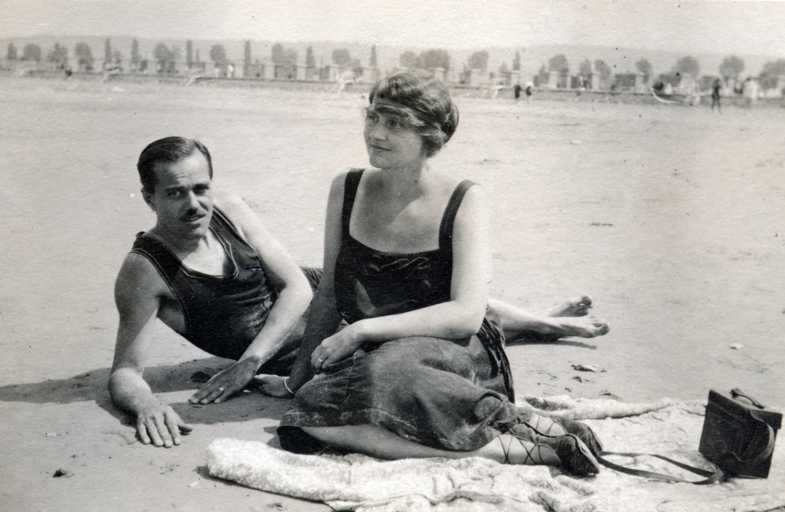 Hungary, Balatonföldvár, strandolók a Balaton leapadt medrében., 1922, Korbuly család, man and woman, Fortepan #161522