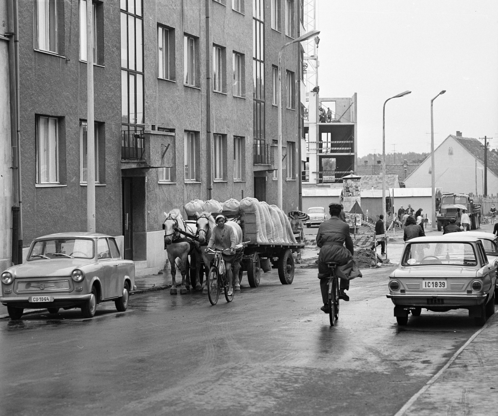 Hungary, Nagykanizsa, Zrínyi Miklós utca a Zárda utca felé nézve., 1971, MHSZ, German brand, Trabant-brand, Soviet brand, horse, Horse-drawn carriage, Zaporozhetz-brand, coach, sack, number plate, bicycle, Fortepan #16154