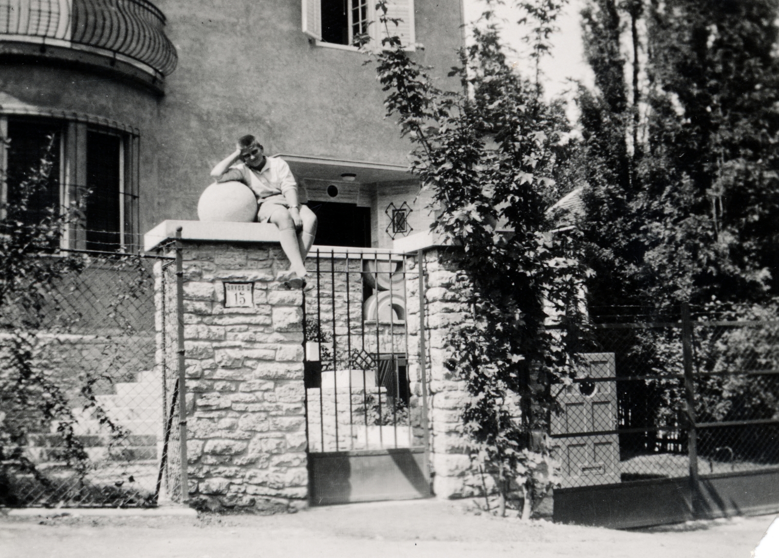 Magyarország, Budapest I., Orvos utca 15. számú ház a Naphegy térnél., 1933, Korbuly család, Budapest, fejtámasztás, kamasz, oszlop, kapu, Fortepan #161555
