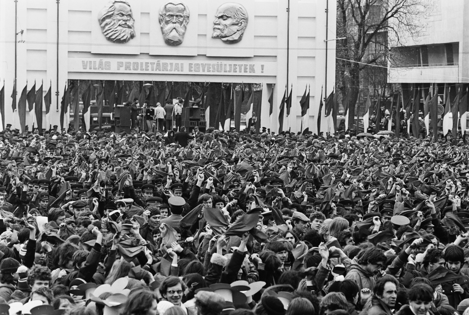 Hungary, Budapest XIV.,Budapest VI., Dózsa György út az Ötvenhatosok tere (Felvonulási tér) felől, szemben a Városligeti (Gorkij) fasor torkolata. Jobbra a MÉMOSZ (Magyarországi Építőipari Munkások Országos Szövetsége) székháza., 1980, MHSZ, mass, Lenin-portrayal, slogan, April 4 celebration, Karl Marx-portrayal, Friedrich Engels-portrayal, Budapest, Fortepan #16156