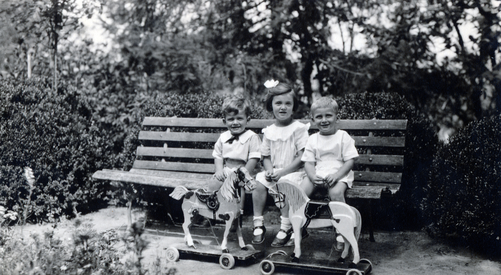 1924, Korbuly család, kids, ribbon, toy, bench, boy, girl, kid, girl, toy, hobby horse, Fortepan #161604