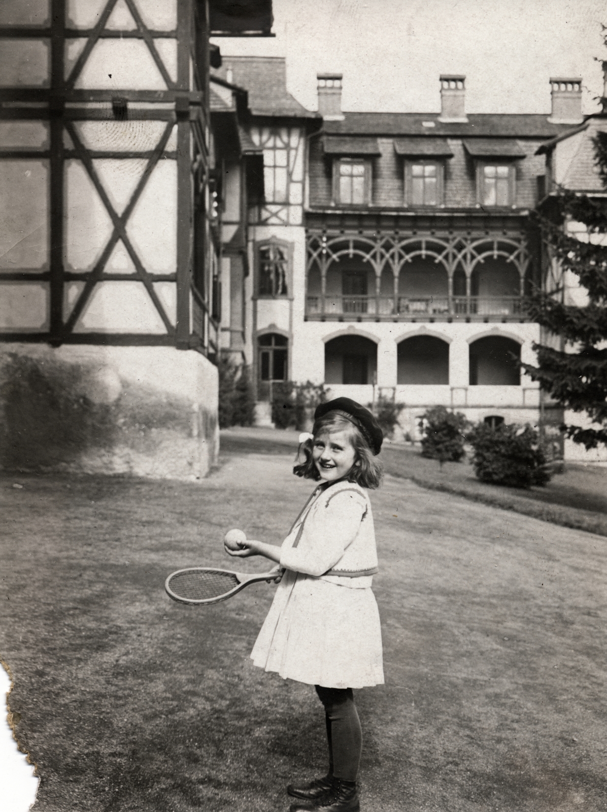 Slovakia,High Tatras, Starý Smokovec, Tátra-szanatórium., 1923, Korbuly család, girl, tennis rackets, tennis ball, Fortepan #161618