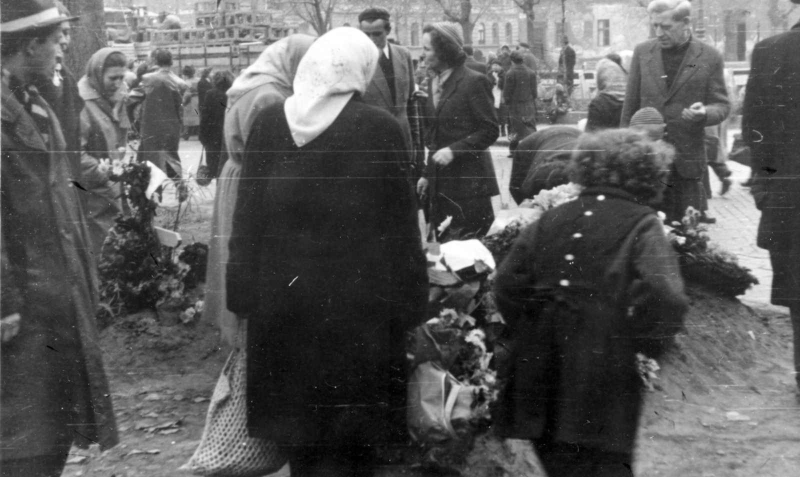 Hungary, Budapest IX., Ferenc tér, az 1956-os forradalom alatt elesettek ideiglenes sírjai. A felvétel a Tompa utca irányából a Bokréta utca 15. számú ház felé nézve készült., 1956, Rédei Mária, Budapest, revolution, grave, Fortepan #161638