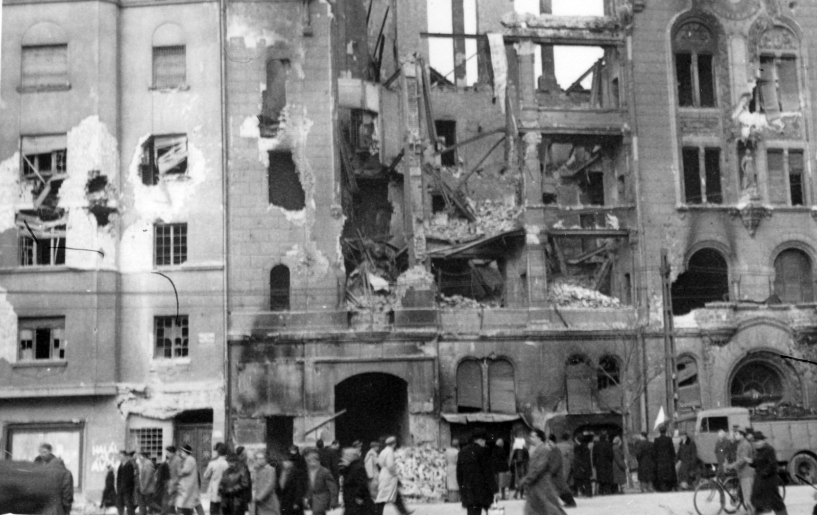 Hungary, Budapest XI., Móricz Zsigmond körtér, szemben a súlyosan sérült 2. számú ház., 1956, Rédei Mária, Budapest, revolution, damaged building, Fortepan #161646