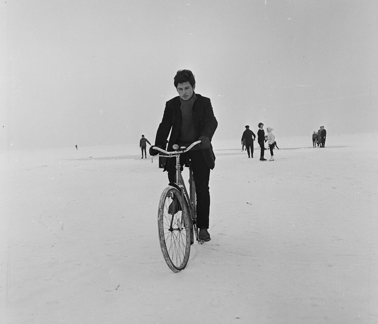 Hungary,Lake Balaton, Siófok, 1971, MHSZ, bicycle, winter, skating, ice, Fortepan #16165