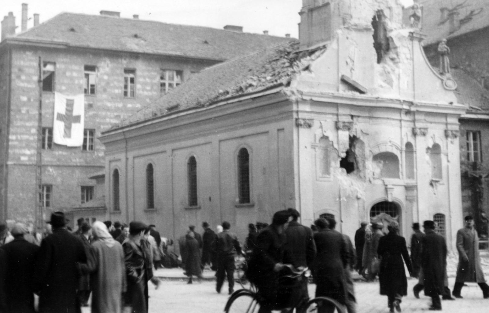 Hungary, Budapest VIII., Rákóczi út, a Szent Rókus-kápolna és a Rókus kórház., 1956, Rédei Mária, Budapest, medical institution, church, revolution, damaged building, Fortepan #161652