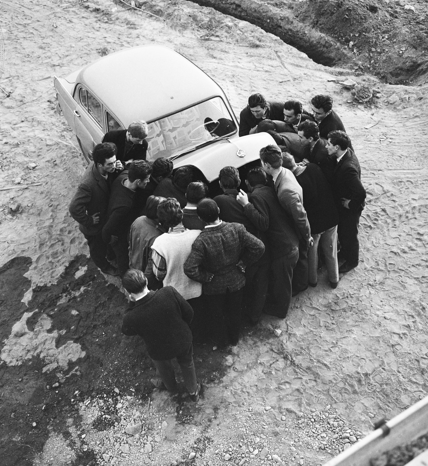 Magyarország, Székesfehérvár, Gépjárművezető Képző Iskola., 1969, MHSZ, szovjet gyártmány, Moszkvics-márka, csoportosulás, Moszkvics 407, madártávlat, Fortepan #16166
