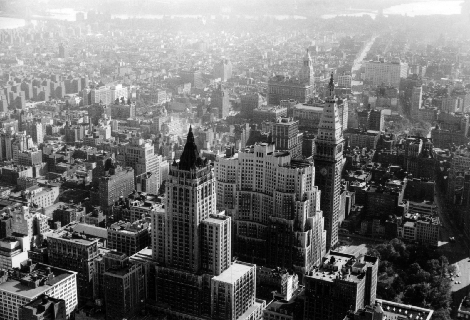 USA, New York, kilátás az Empire State Building-böl Manhattan déli része felé, középen a New York Life Building, mögötte a Metropolitan Life North Building és a Met Life Tower, tőlük jobbra a Madison Square Park és a Broadway., 1959, Korda Judit, bird's eye view, Fortepan #161671