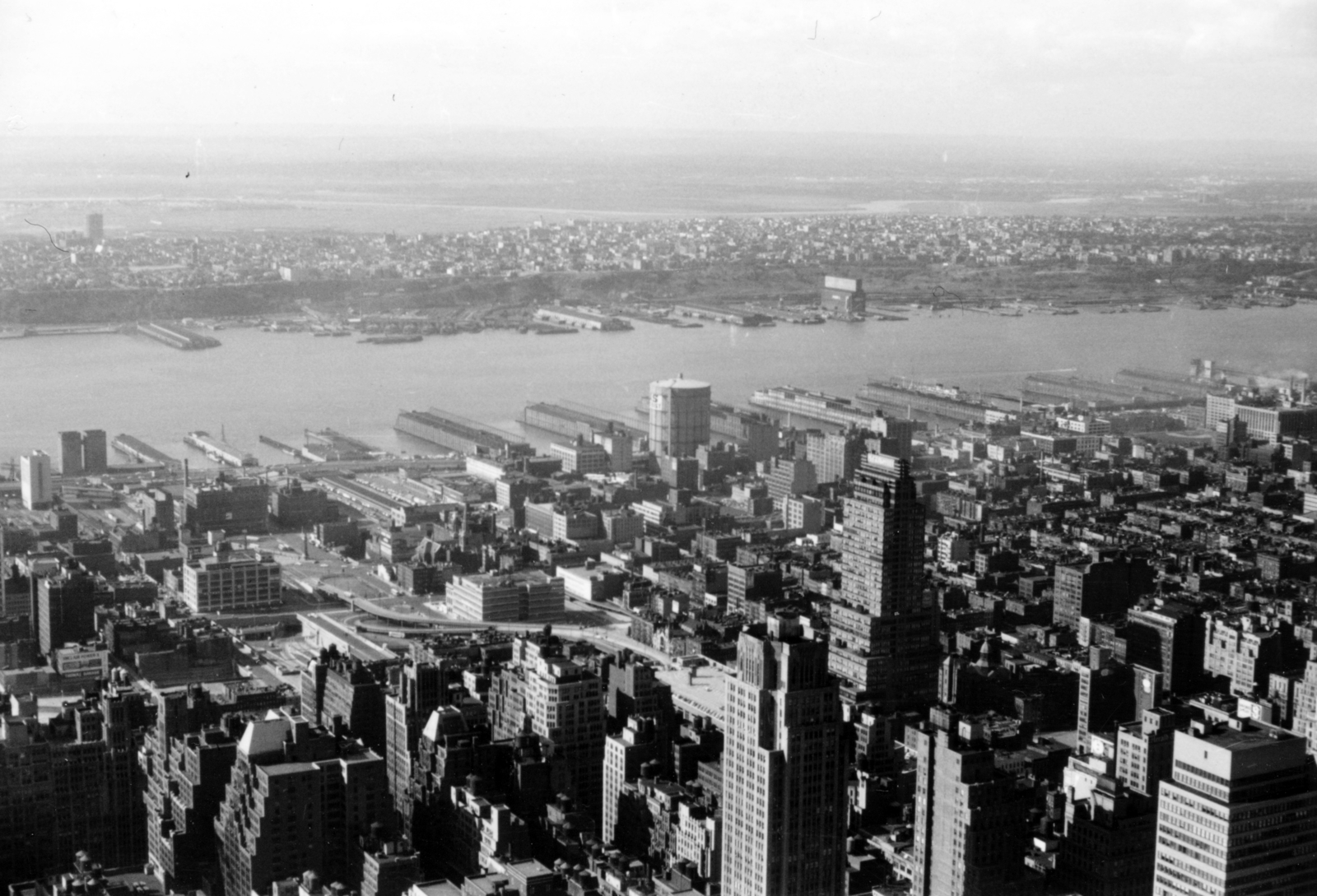 Amerikai Egyesült Államok, New York, kilátás az Empire State Building-ből a Hudson folyó és New Jersey felé, balra középen a Lincoln alagút bejárata., 1959, Korda Judit, madártávlat, Fortepan #161672