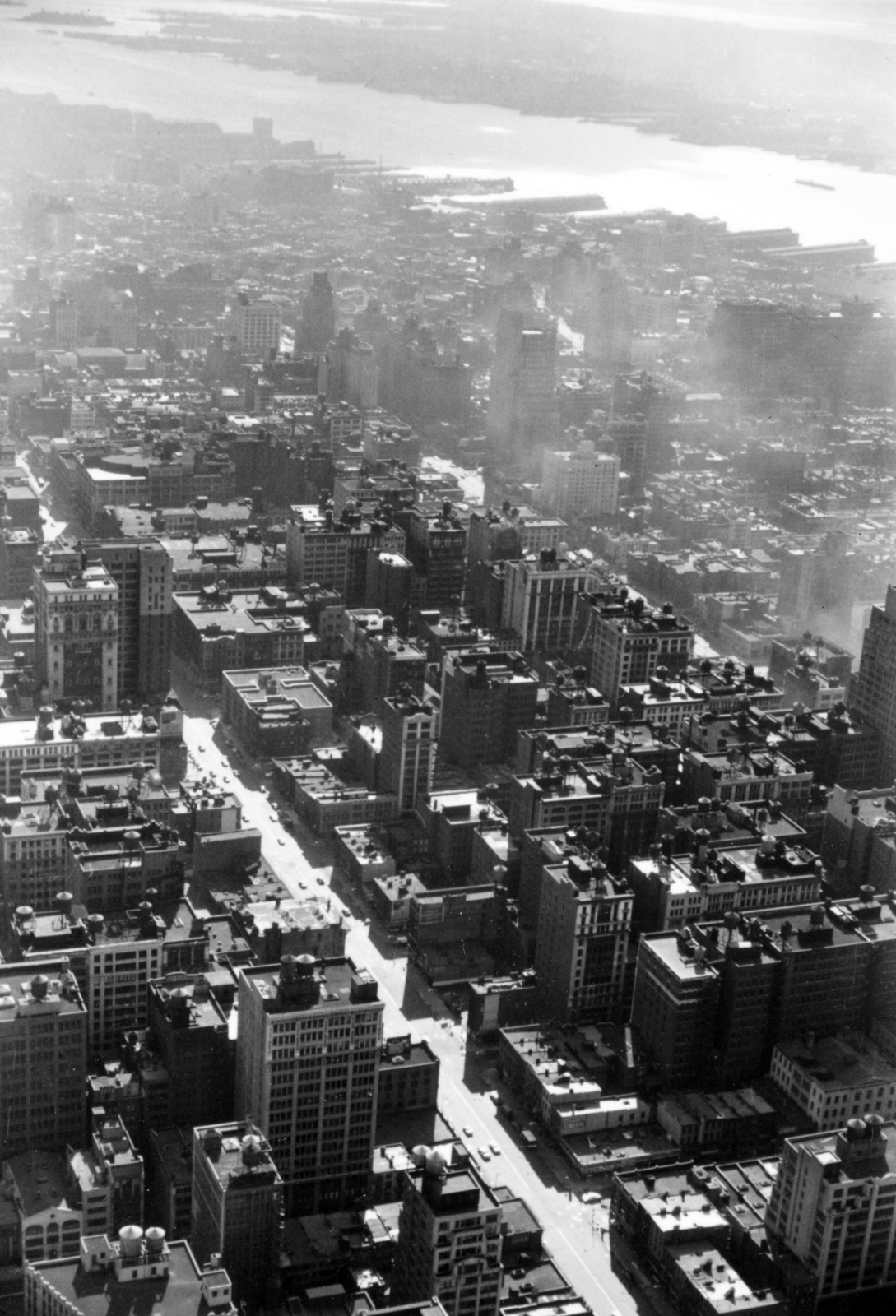 USA, New York, kilátás az Empire State Building-böl a Hatodik sugárút felé, a háttérben a Hudson folyó és Jersey City., 1959, Korda Judit, bird's eye view, Fortepan #161674