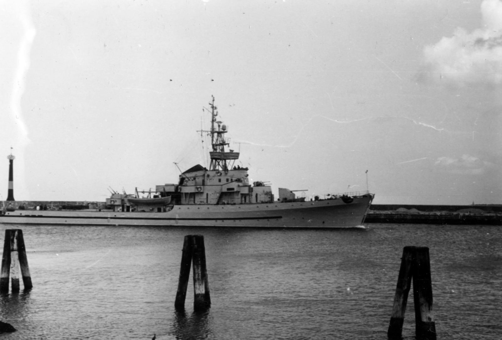Germany, Rostock,Warnemünde, a kikötő bejárata, szemben a keletnémet Volksmarine egy Krake osztályú aknaszedője., 1965, Korda Judit, colorful, GDR, port, warship, Fortepan #161677