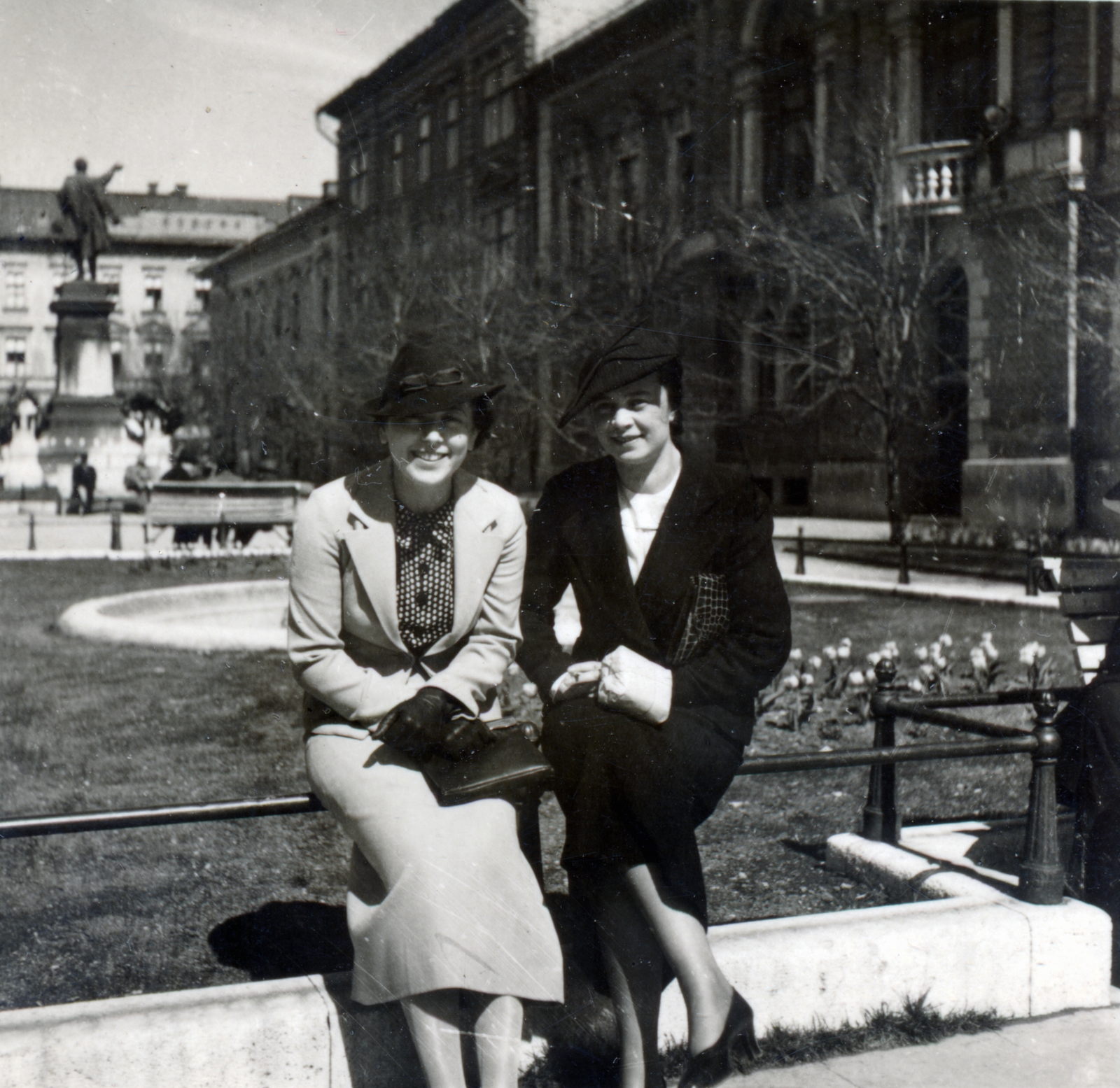 Hungary, Miskolc, Erzsébet tér, háttérben a Kossuth szobor és a Korona szálló., 1940, Korda Judit, double portrait, Fortepan #161695