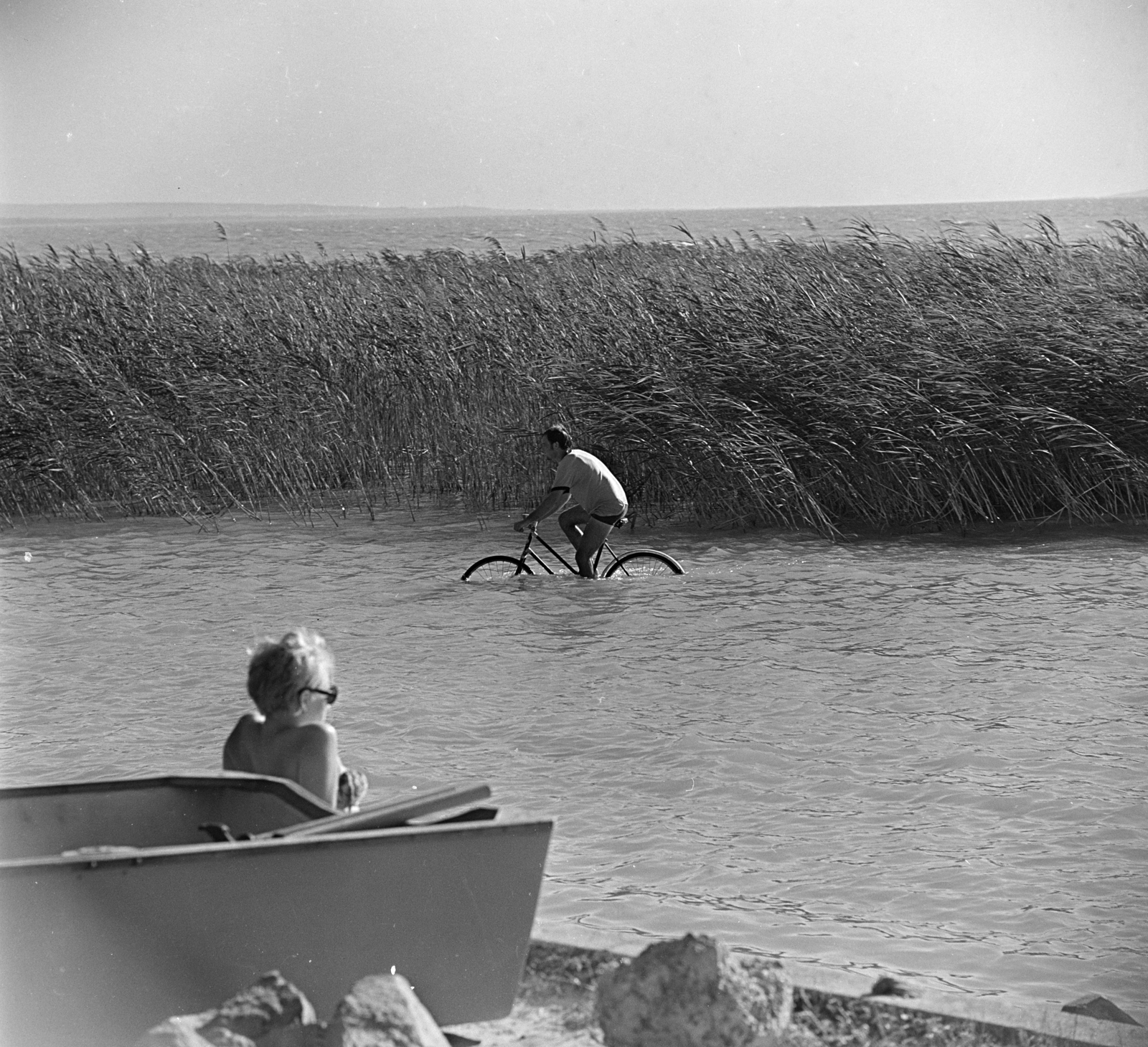 Hungary, Balatonvilágos, Balatonaliga., 1968, MHSZ, bicycle, shore, Fortepan #16174