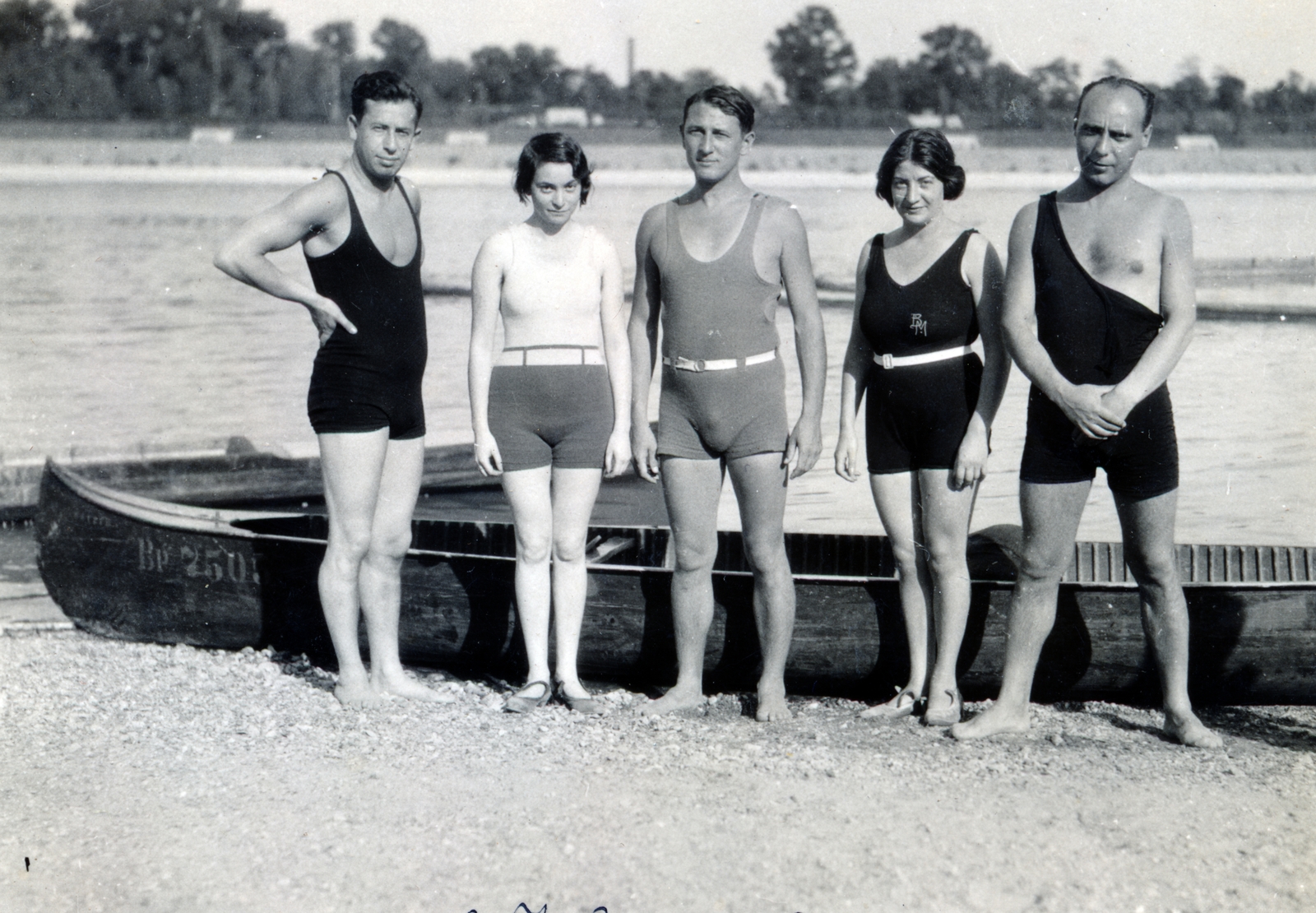 Hungary, Budapest II., Újlaki rakpart a Sajka utcánál. Háttérben a Margit-sziget., 1933, Korda Judit, Budapest, bathing suit, tableau, Fortepan #161766