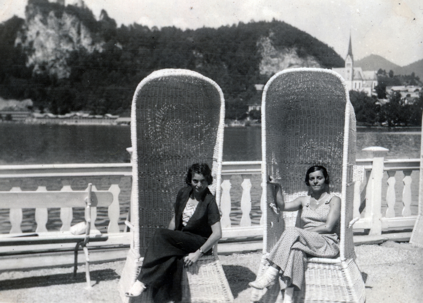 Slovenia, Bled, a Grand Hotel Toplice terasza a Bledi-tó partján., 1932, Korda Judit, windbreak cab, wicker chair, Fortepan #161801