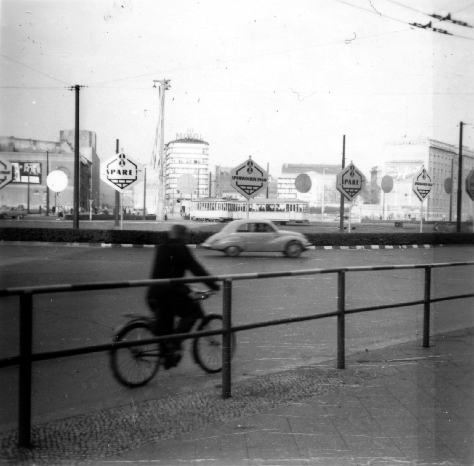 Germany, Berlin, Kelet-Berlin, Alexanderplatz, szemben középen a Minolhaus., 1965, Korda Judit, GDR, East-Berlin, bicycle, Fortepan #161839